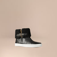 BLACK Bottines en cuir grainé doublées de shearling
