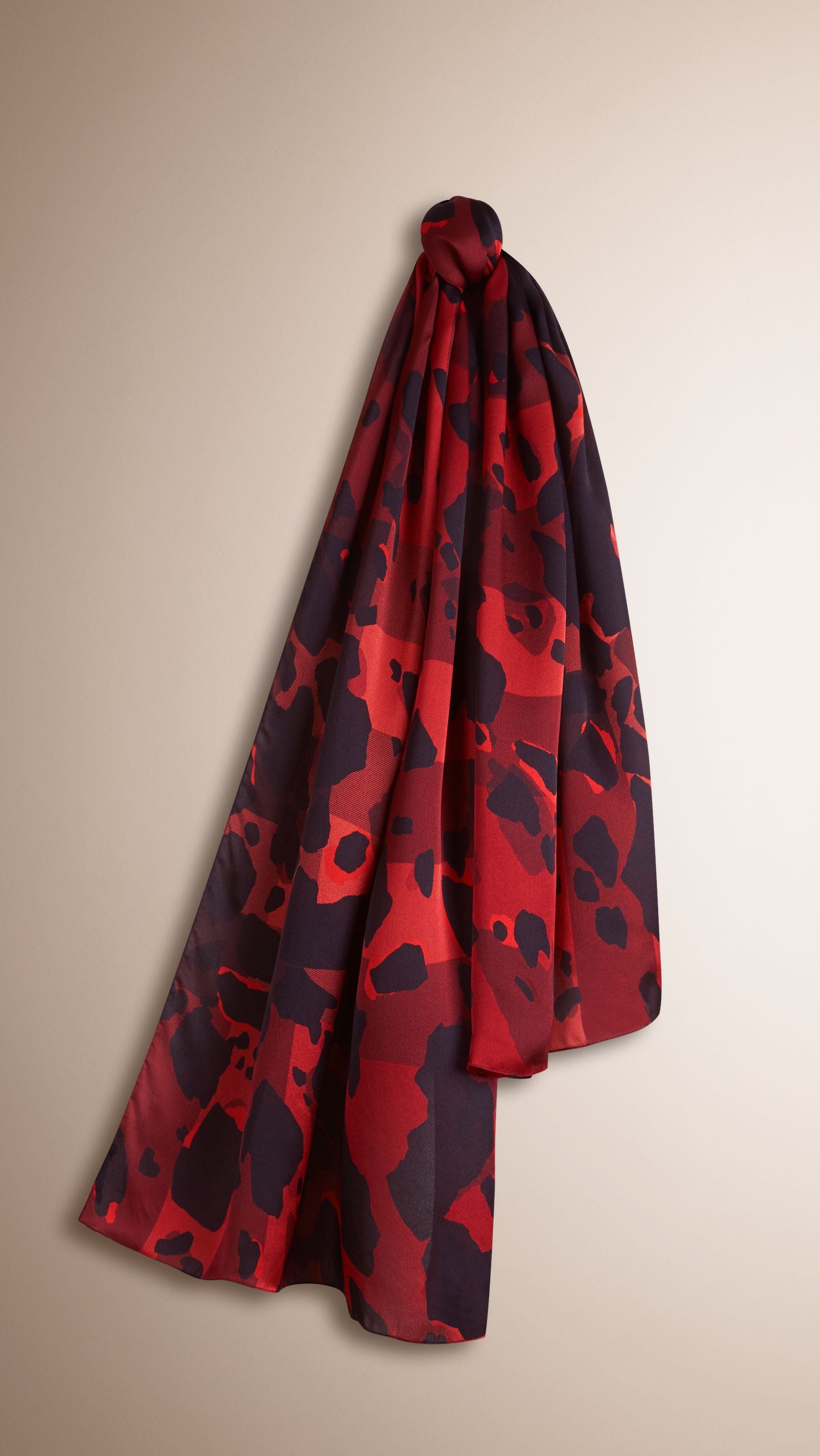 PARADE RED PRINT Foulard en soie à motif check avec imprimé fauve