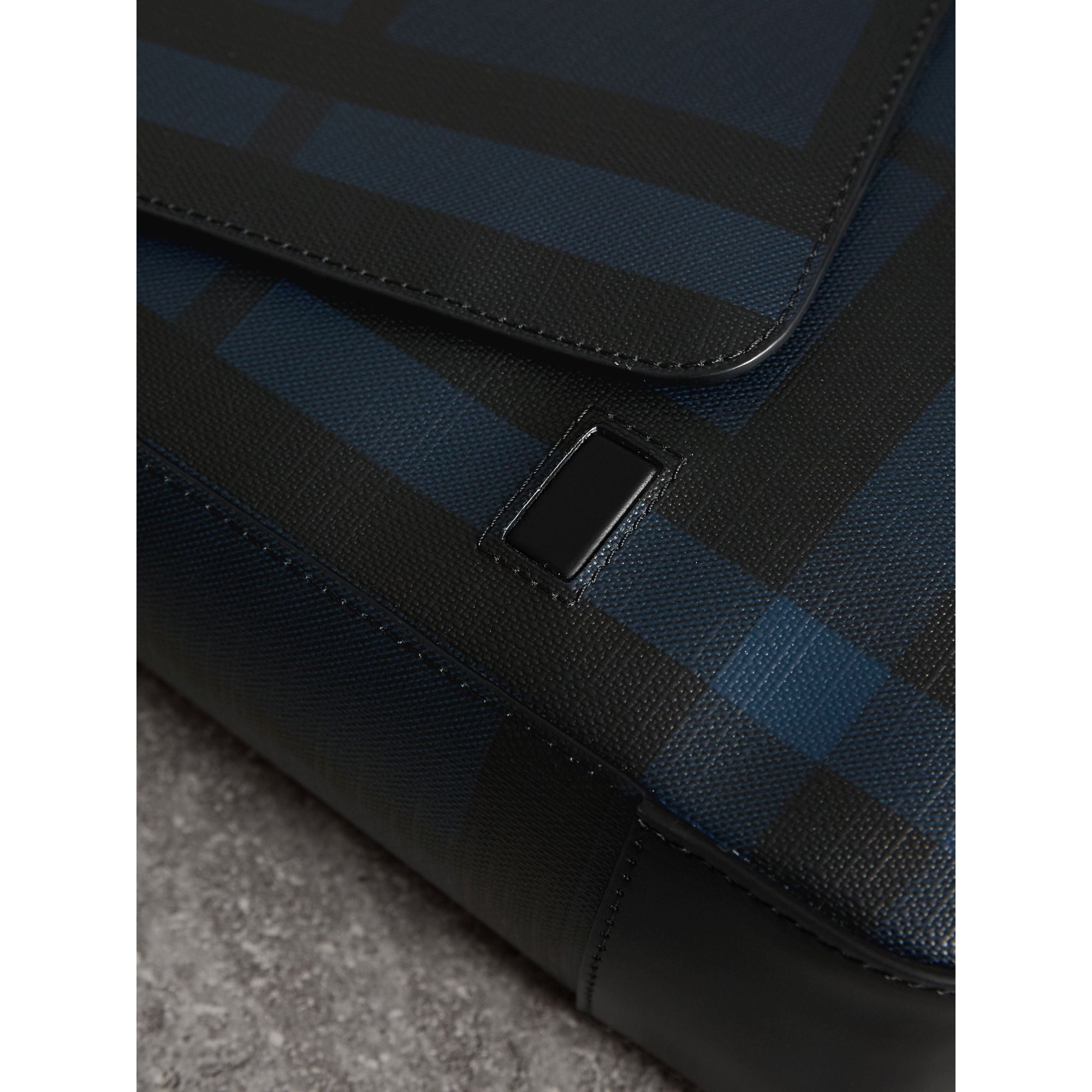 NAVY/BLACK Sac à bandoulière à motif Smoked check