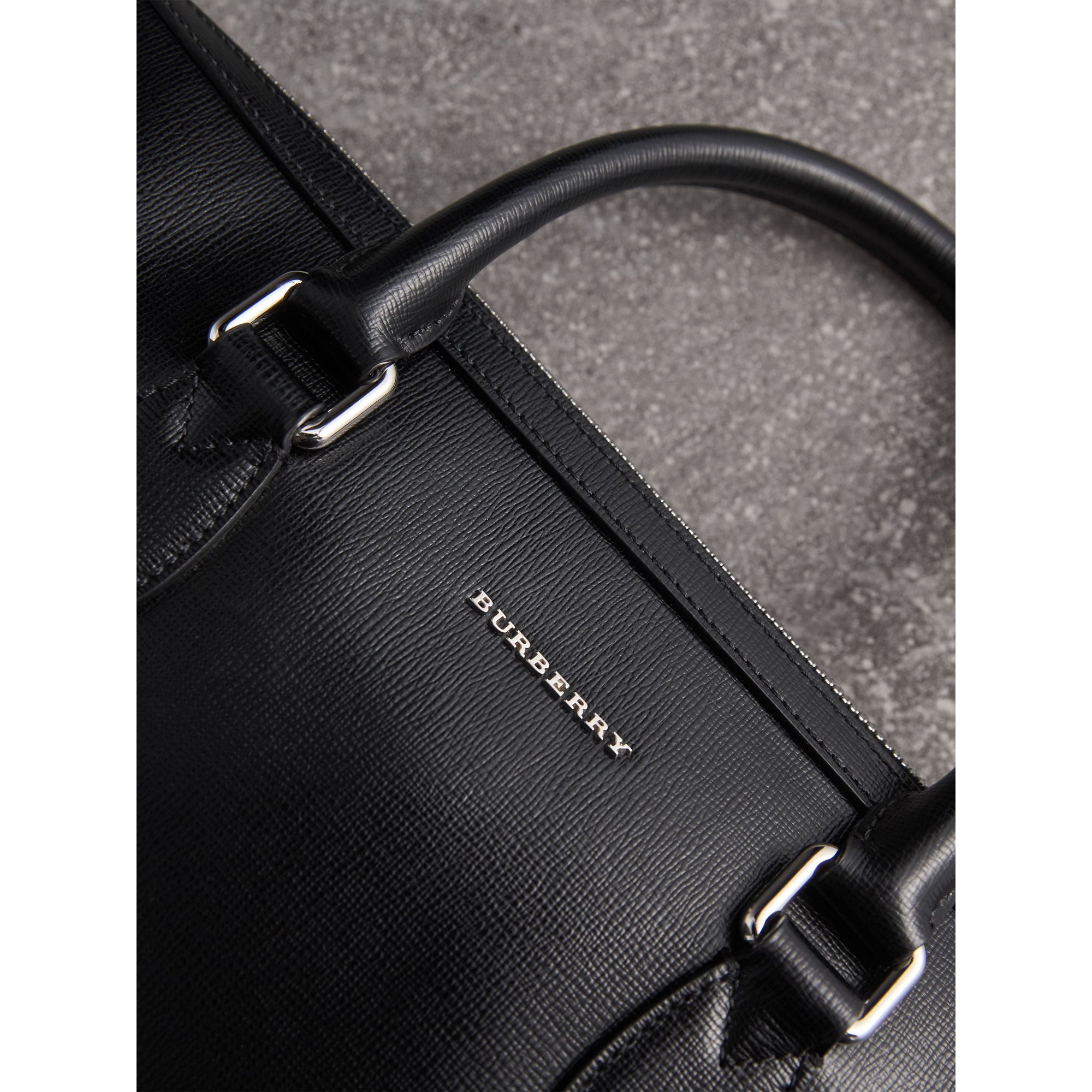 BLACK Sac The Barrow fin en cuir London
