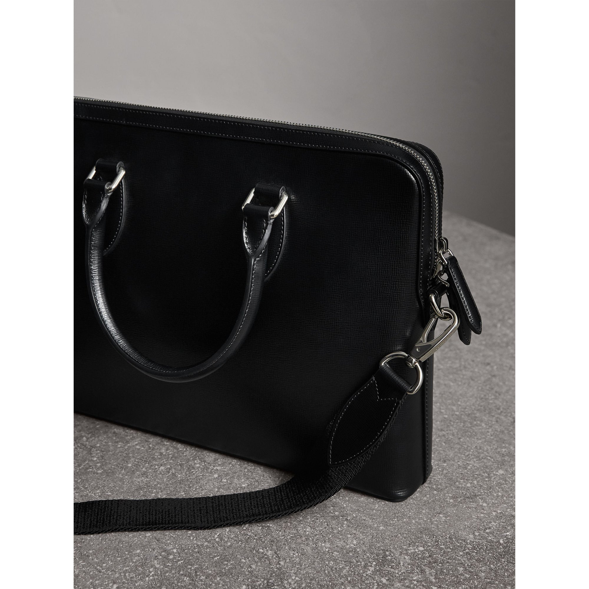 BLACK Sac The Barrow fin en cuir London