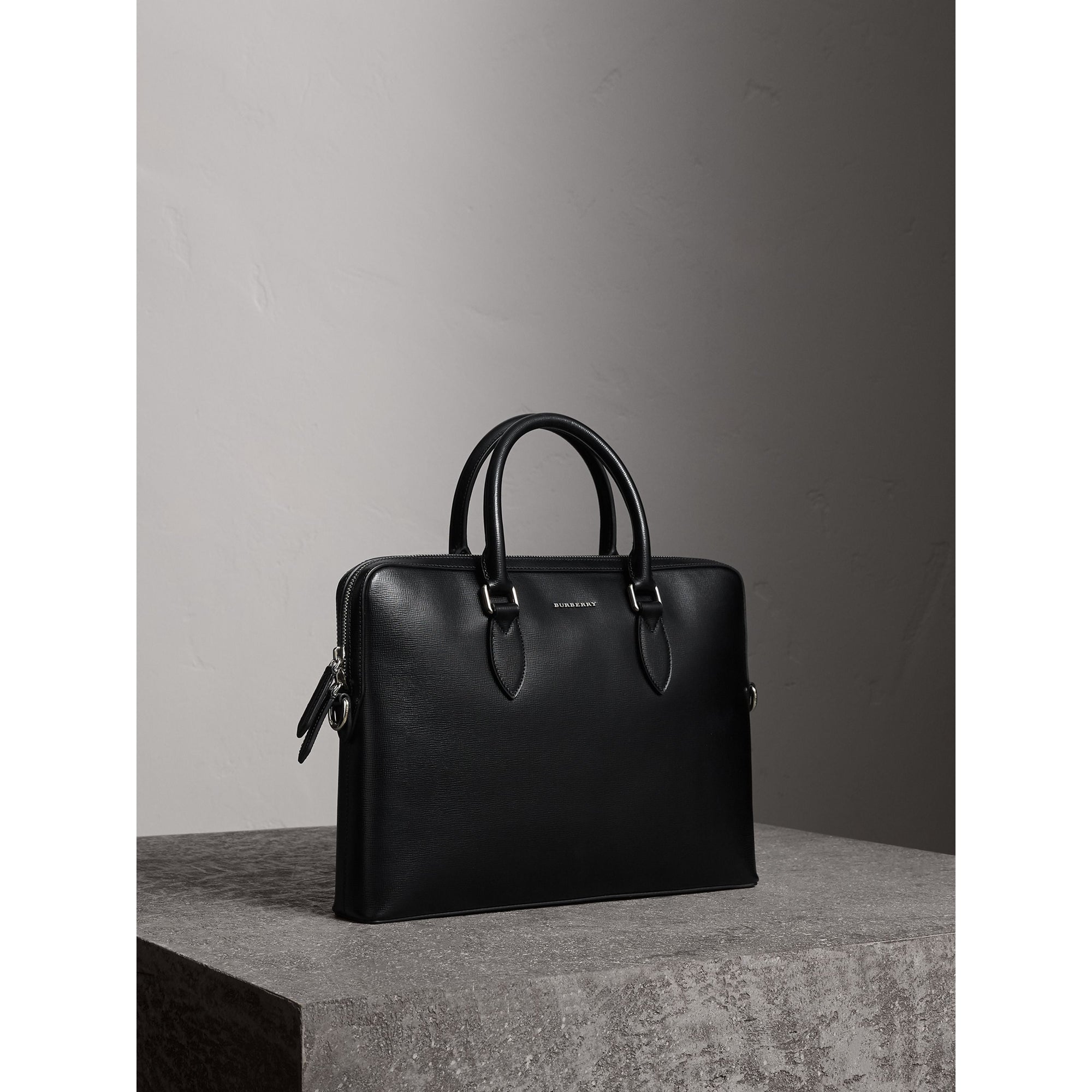 BLACK Sac The Barrow fin en cuir London