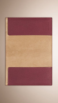 DK PLUM/NICKEL BLUE Étui pour passeport en cuir grené à grande rayure