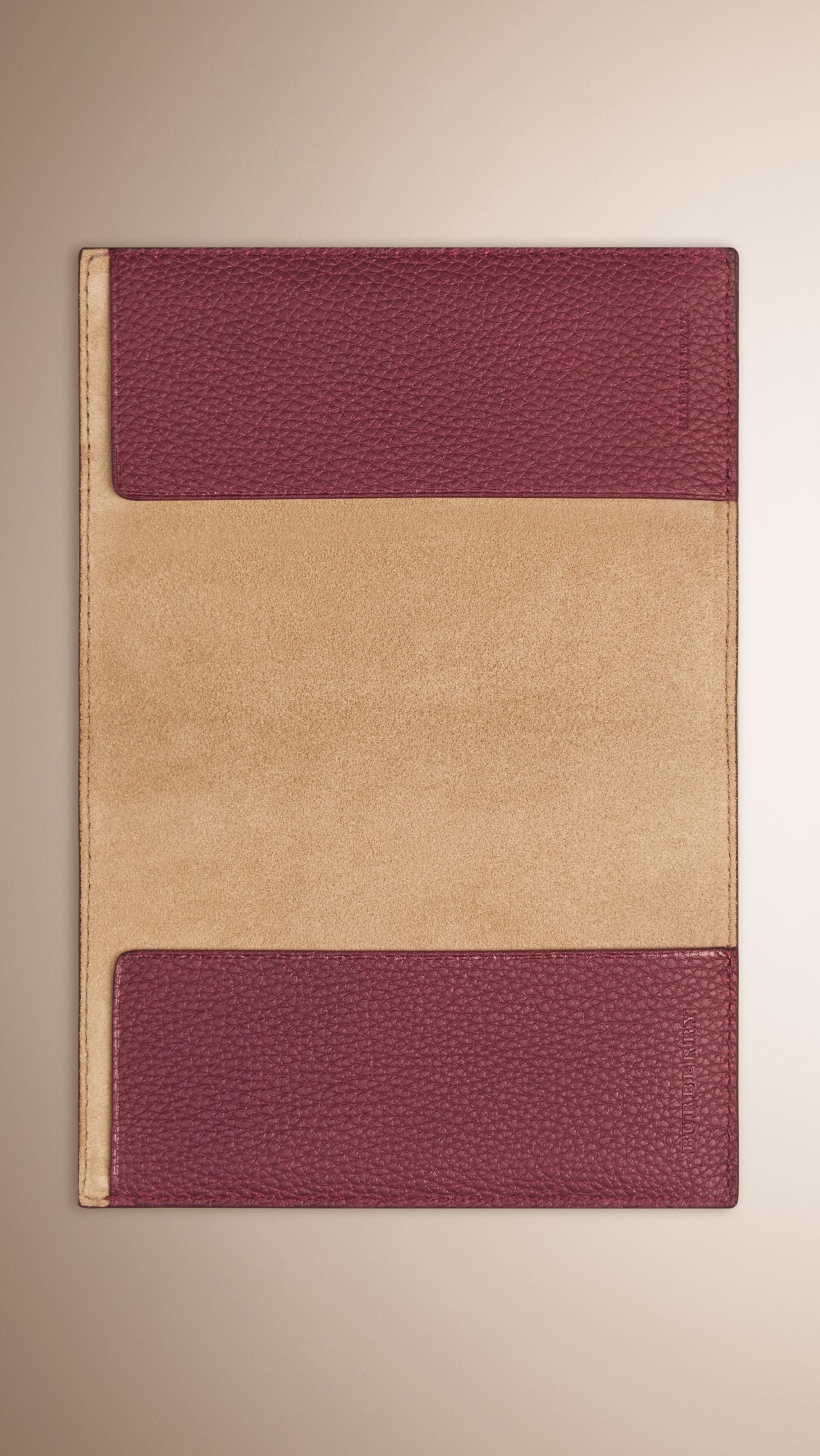 DK PLUM/NICKEL BLUE Étui pour passeport en cuir grené à grande rayure