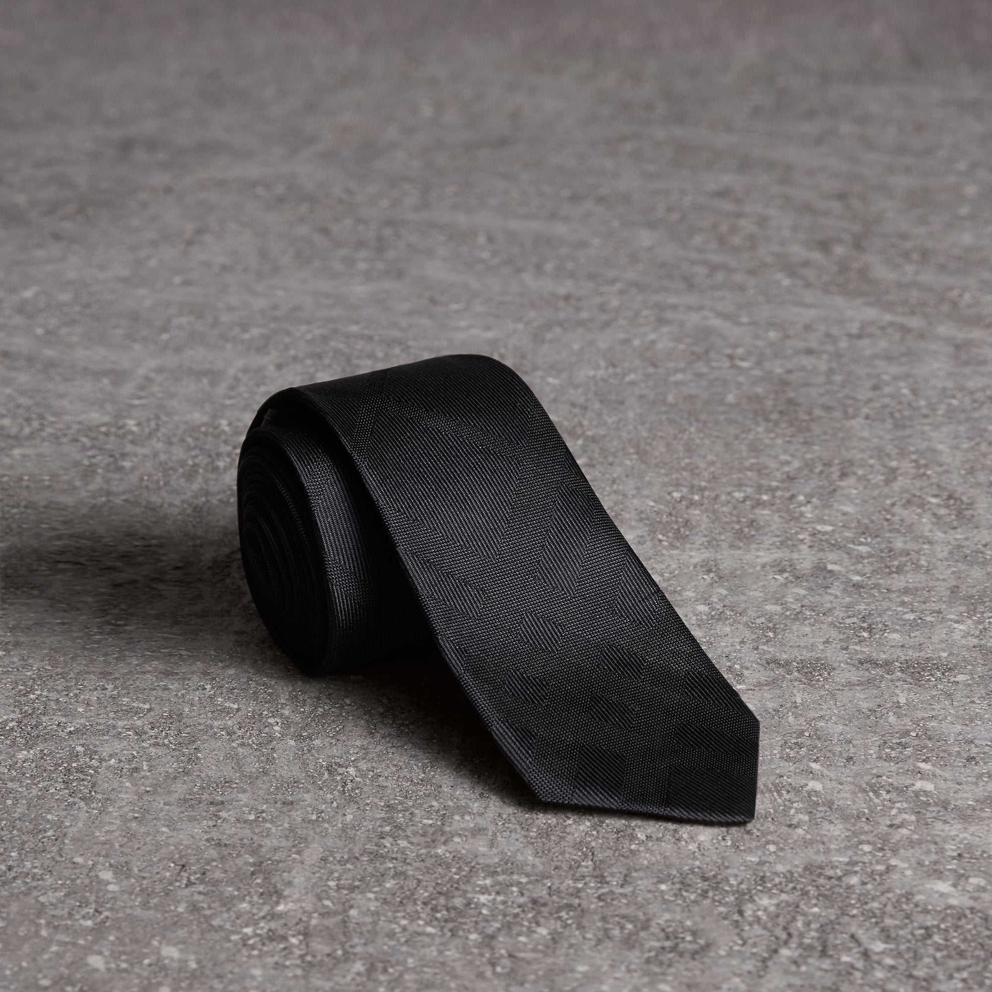 CHARCOAL Cravate étroite en soie à motif check