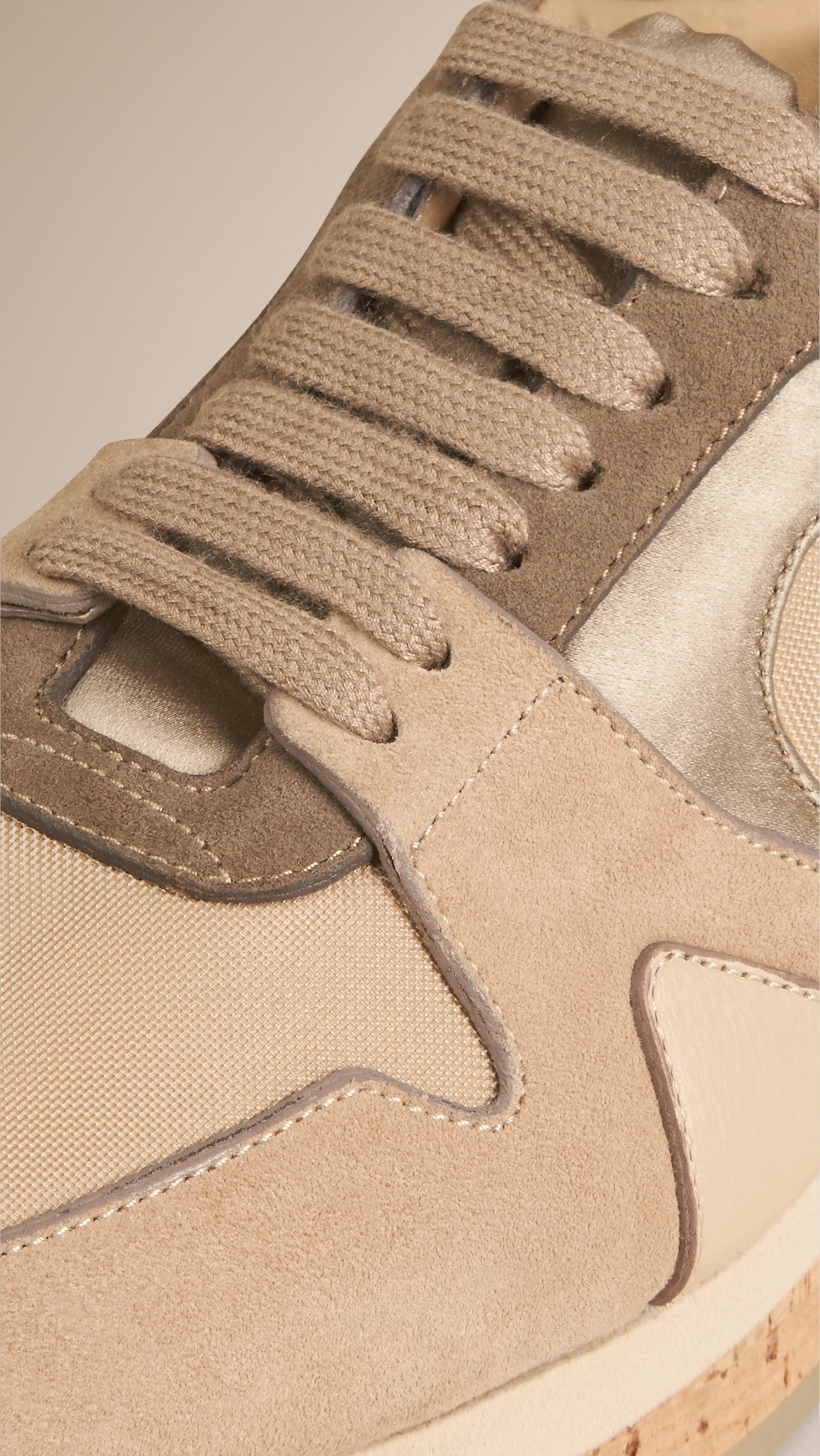 LIGHT NUDE Tennis Field Sneaker en cuir velours et matière filet