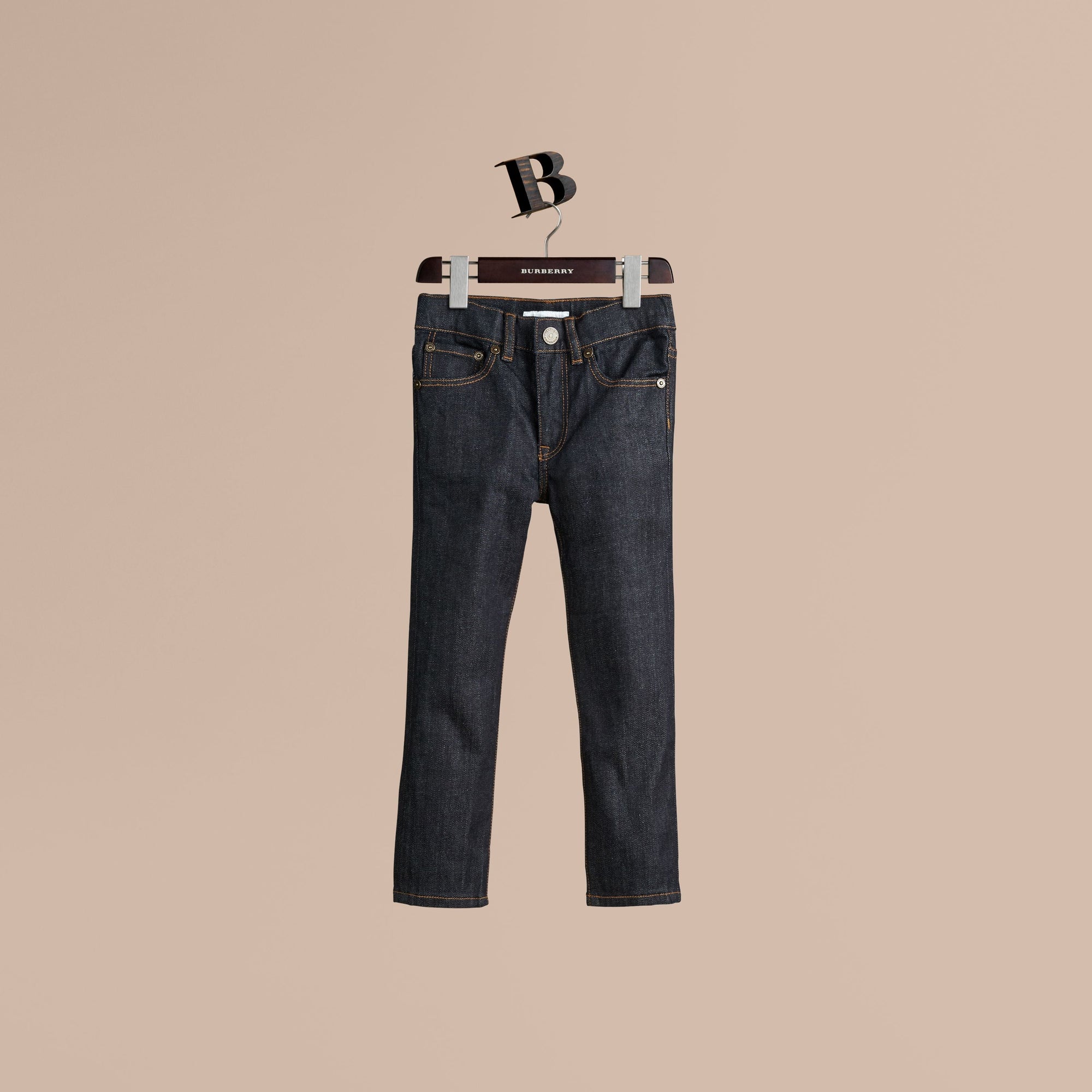 DARK INDIGO Jean de coupe décontractée en denim indigo