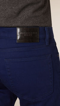 BRIGHT NAVY Jean de coupe droite en denim stretch japonais