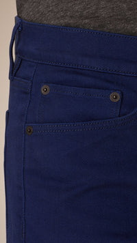 BRIGHT NAVY Jean de coupe droite en denim stretch japonais