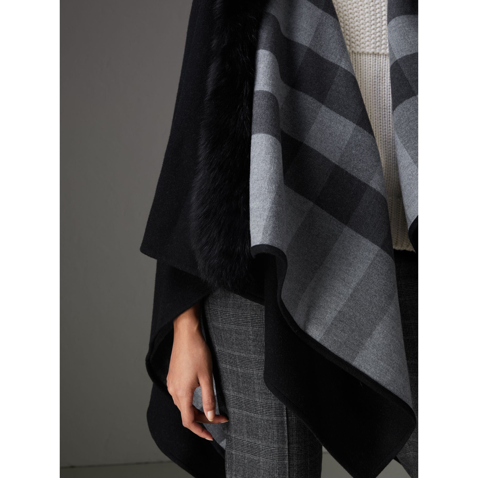 CHARCOAL Poncho en laine mérinos avec parement en fourrure