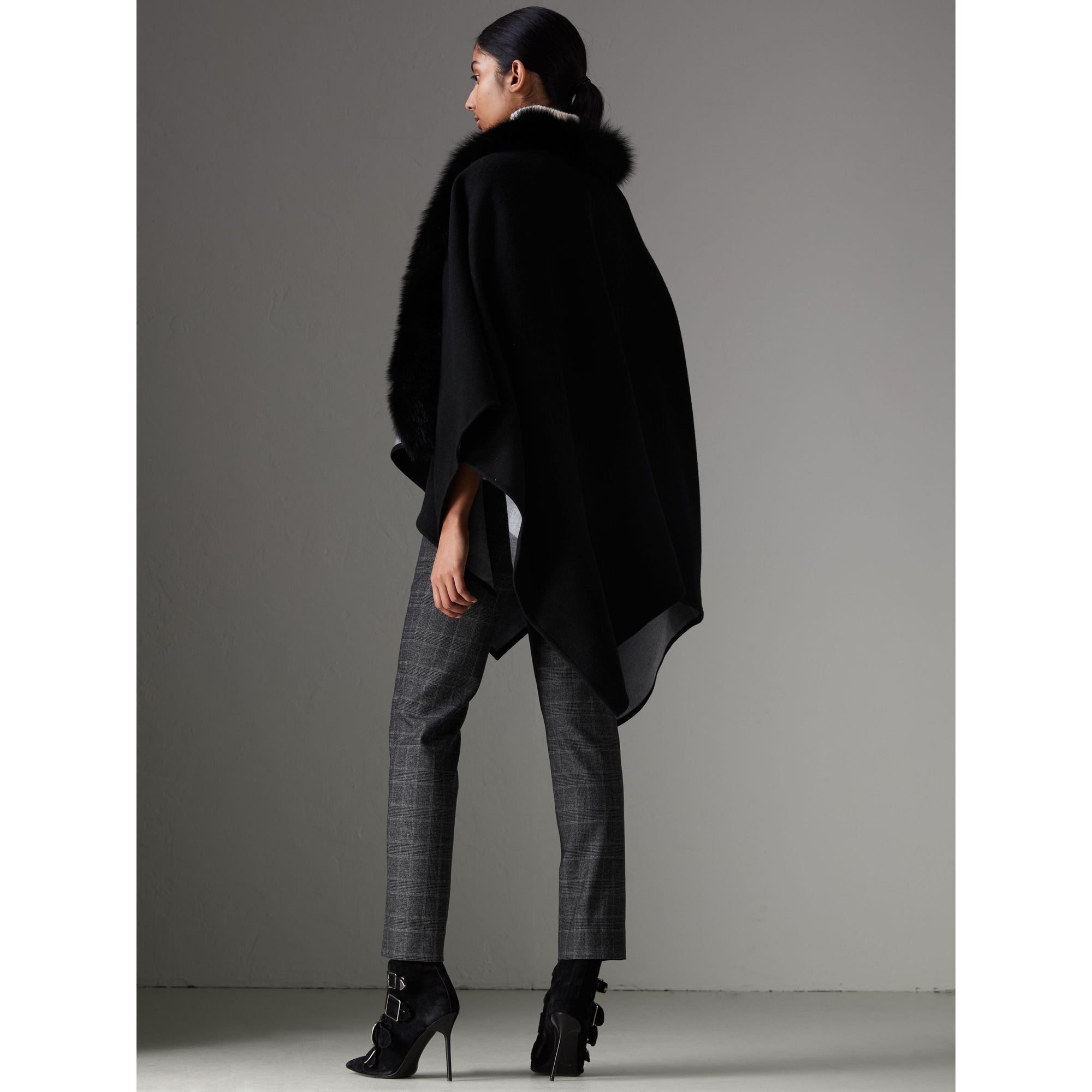 CHARCOAL Poncho en laine mérinos avec parement en fourrure