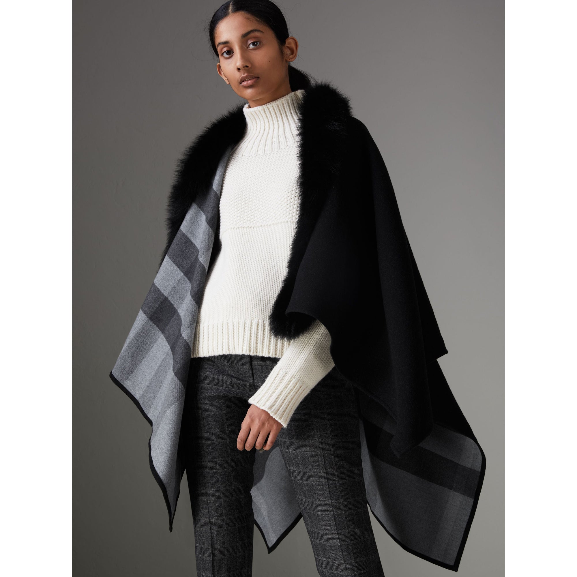 CHARCOAL Poncho en laine mérinos avec parement en fourrure