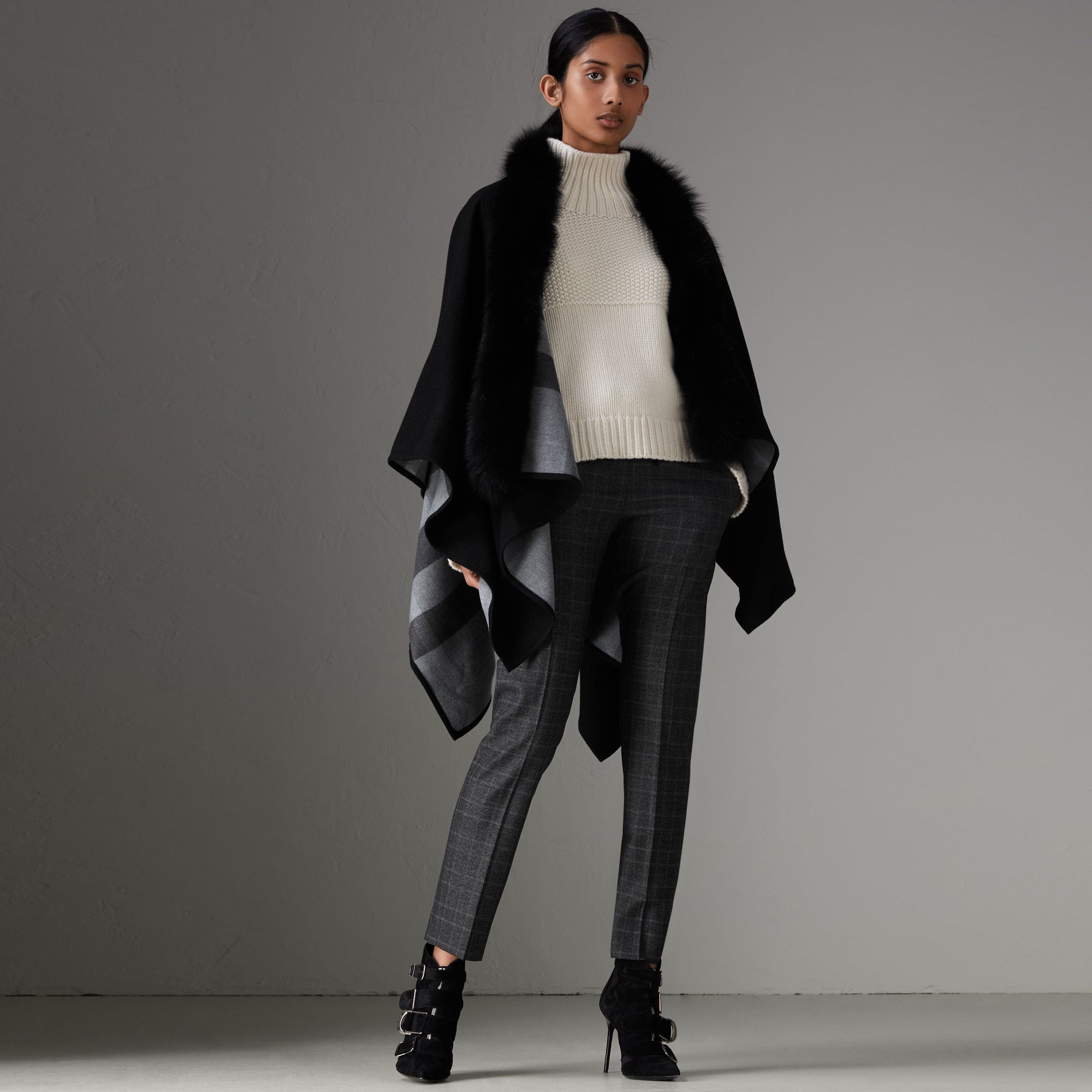 CHARCOAL Poncho en laine mérinos avec parement en fourrure