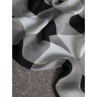 Foulard en soie légère à motif check - Gris moyen