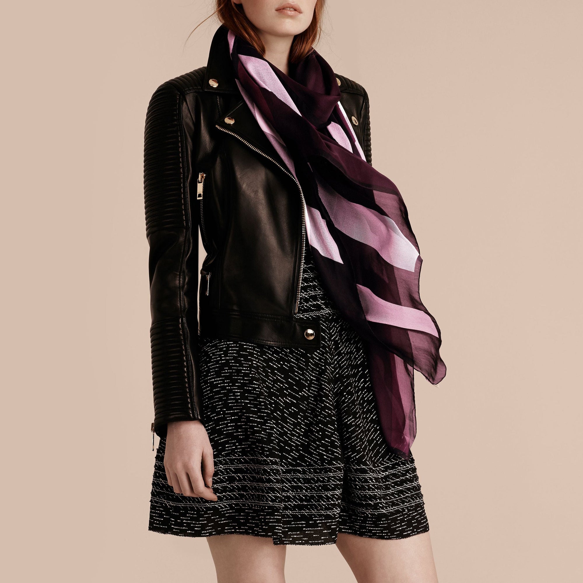 Foulard en soie légère à motif check - Aubergine