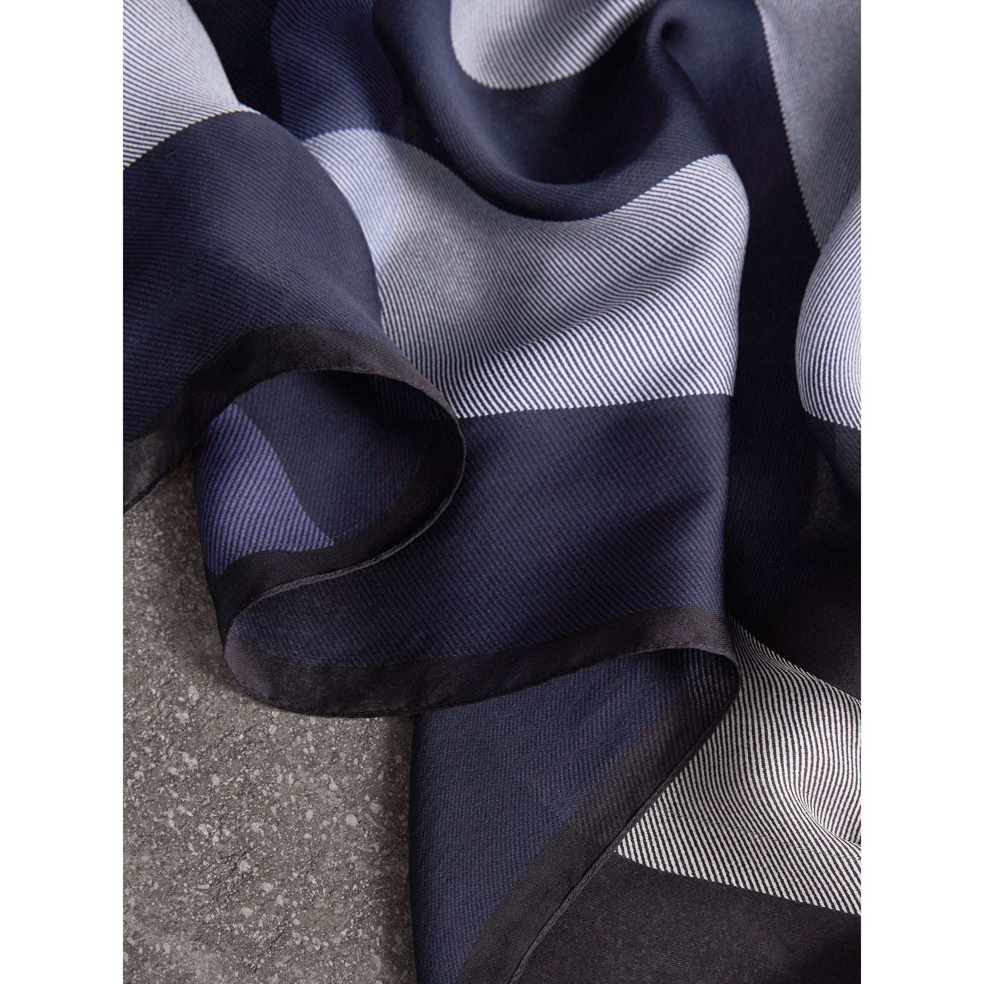 Foulard en soie légère à motif check - Bleu indigo