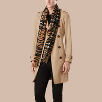 CAMEL/BLACK Écharpe en cachemire à imprimé zébré et motif check