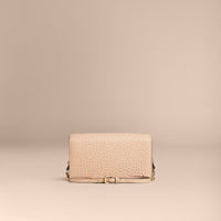 PALE APRICOT Clutch en cuir grené emblématique avec chaîne