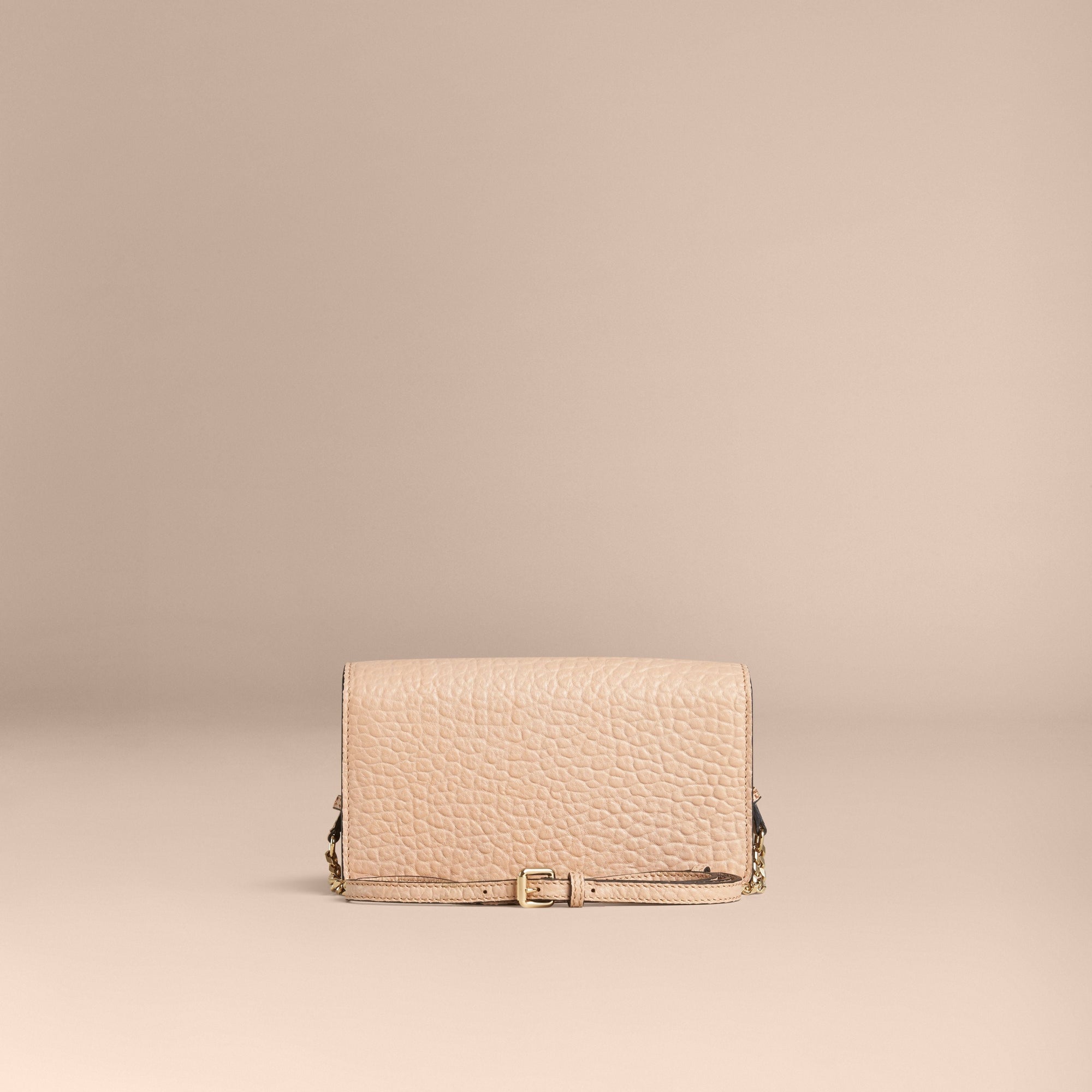 PALE APRICOT Clutch en cuir grené emblématique avec chaîne