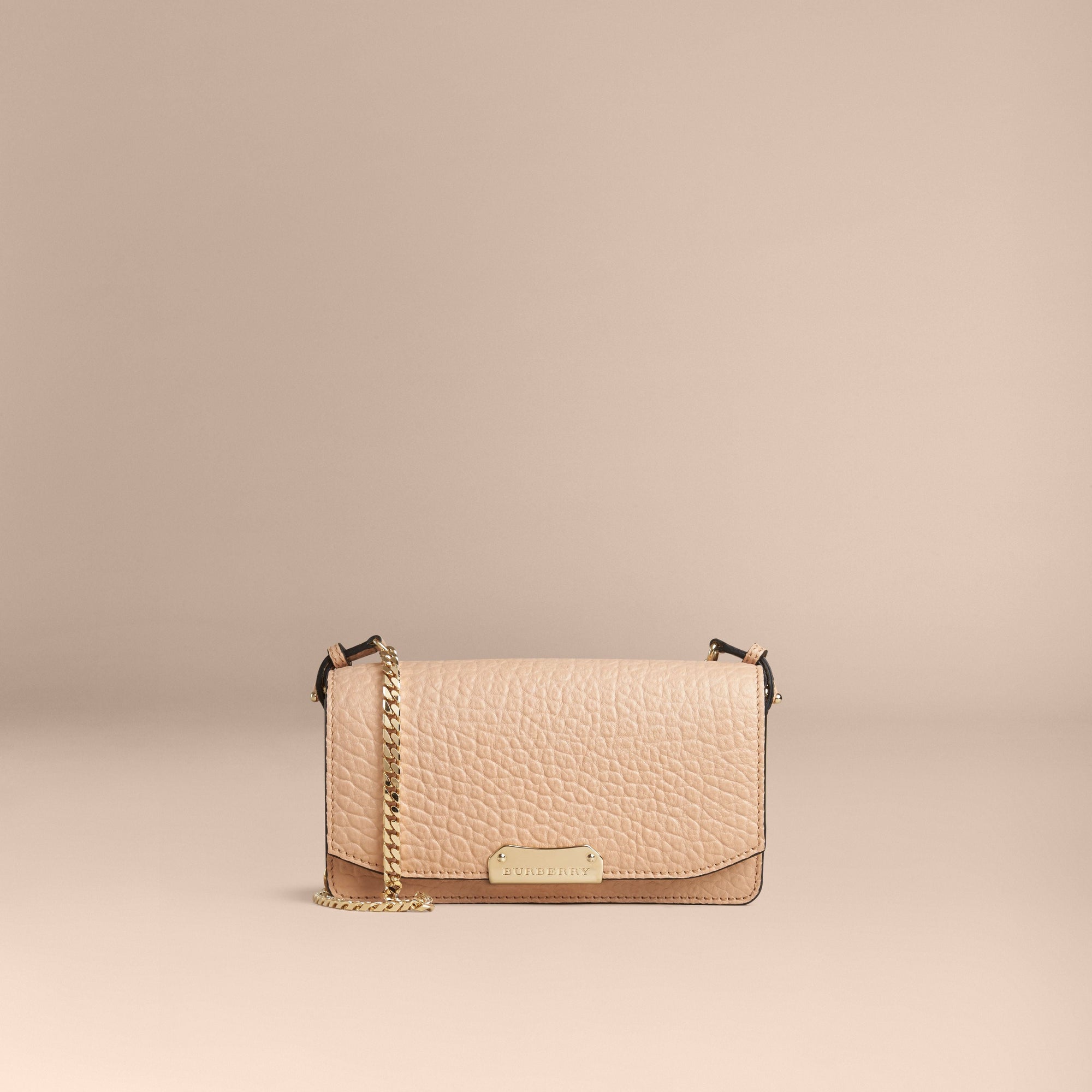 PALE APRICOT Clutch en cuir grené emblématique avec chaîne