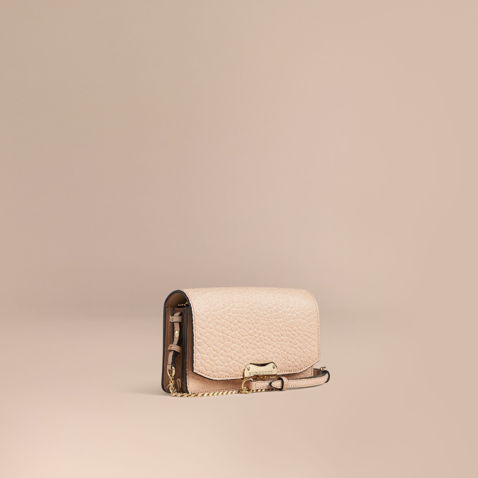 PALE APRICOT Clutch en cuir grené emblématique avec chaîne
