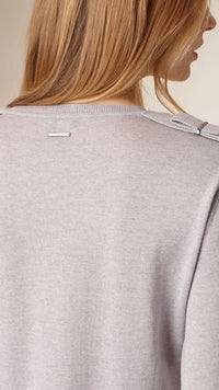 LIGHT GREY MELANGE Pull en laine à col ras du cou avec pattes d'épaule