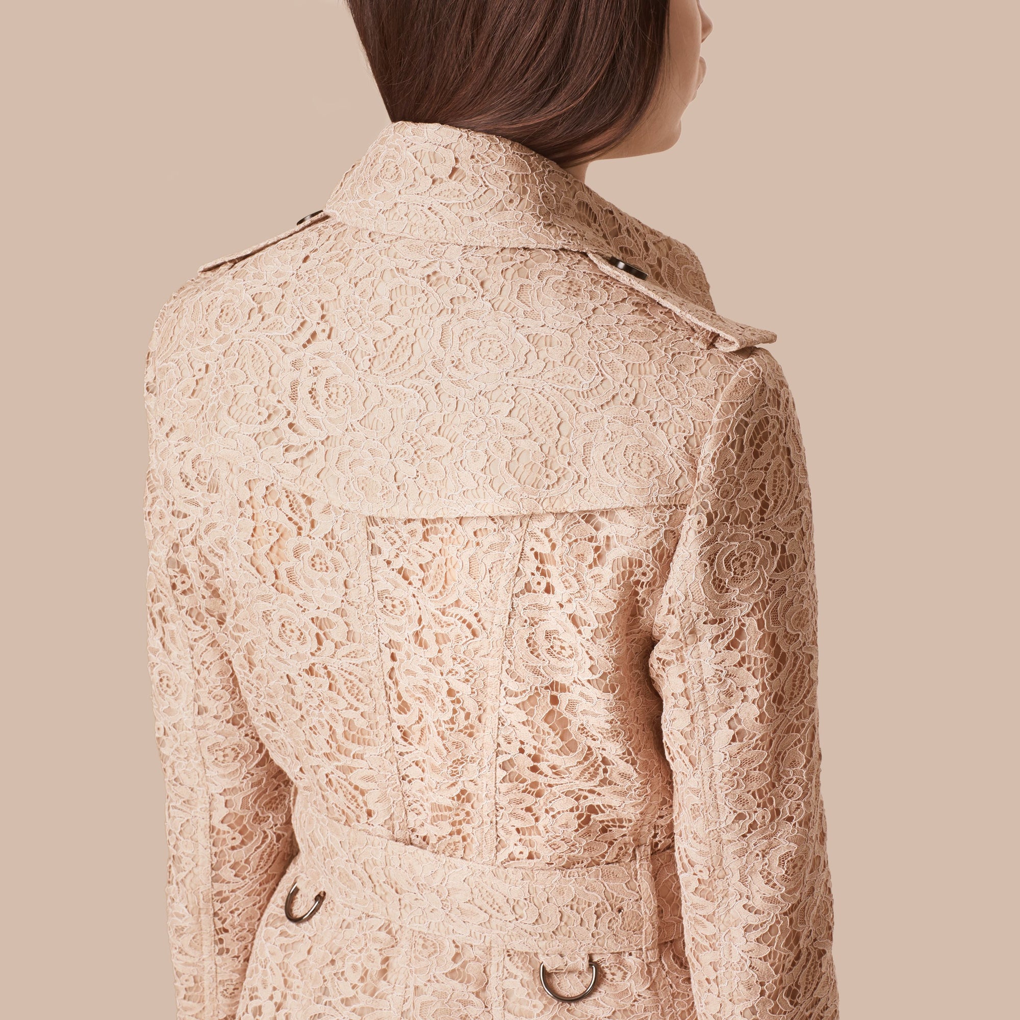 ANTIQUE TAUPE PINK Trench-coat en dentelle italienne