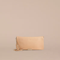 PALE APRICOT Clutch medium en cuir grainé emblématique