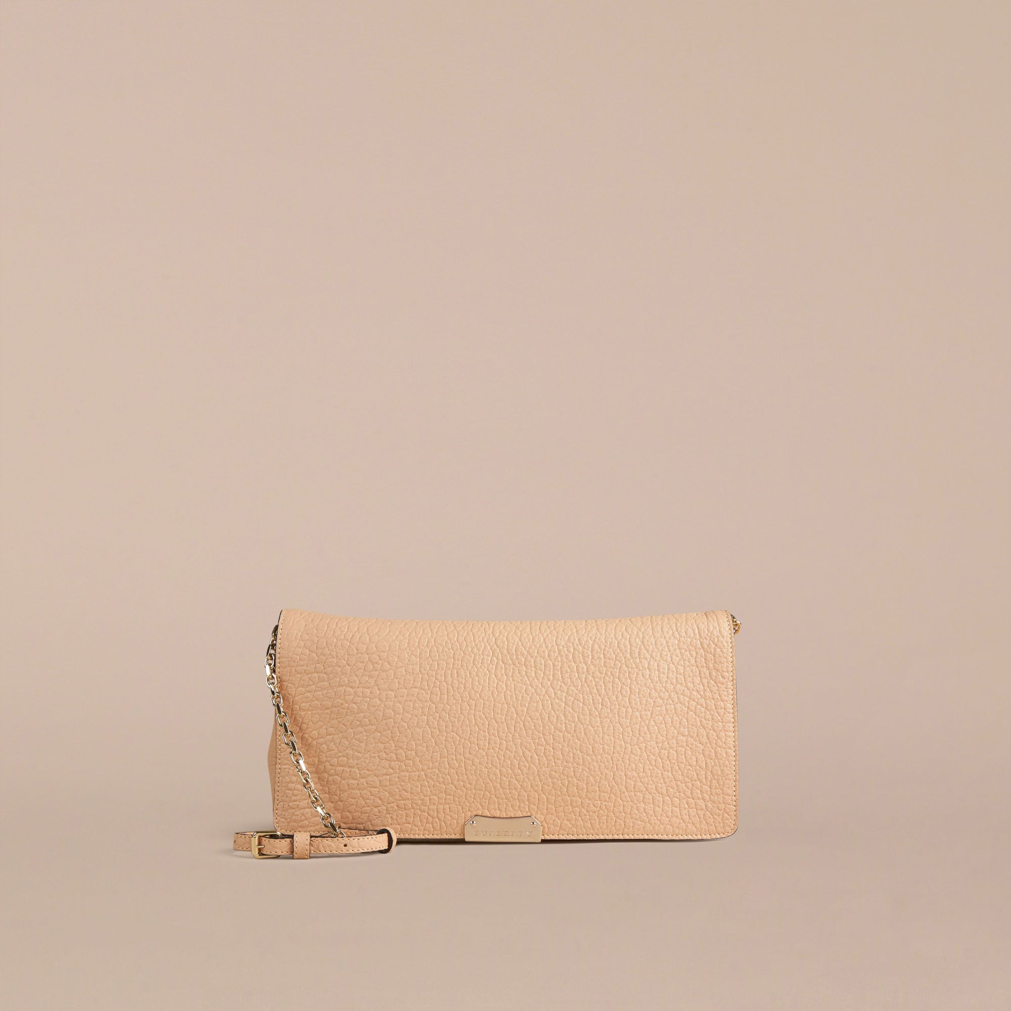 PALE APRICOT Clutch medium en cuir grainé emblématique
