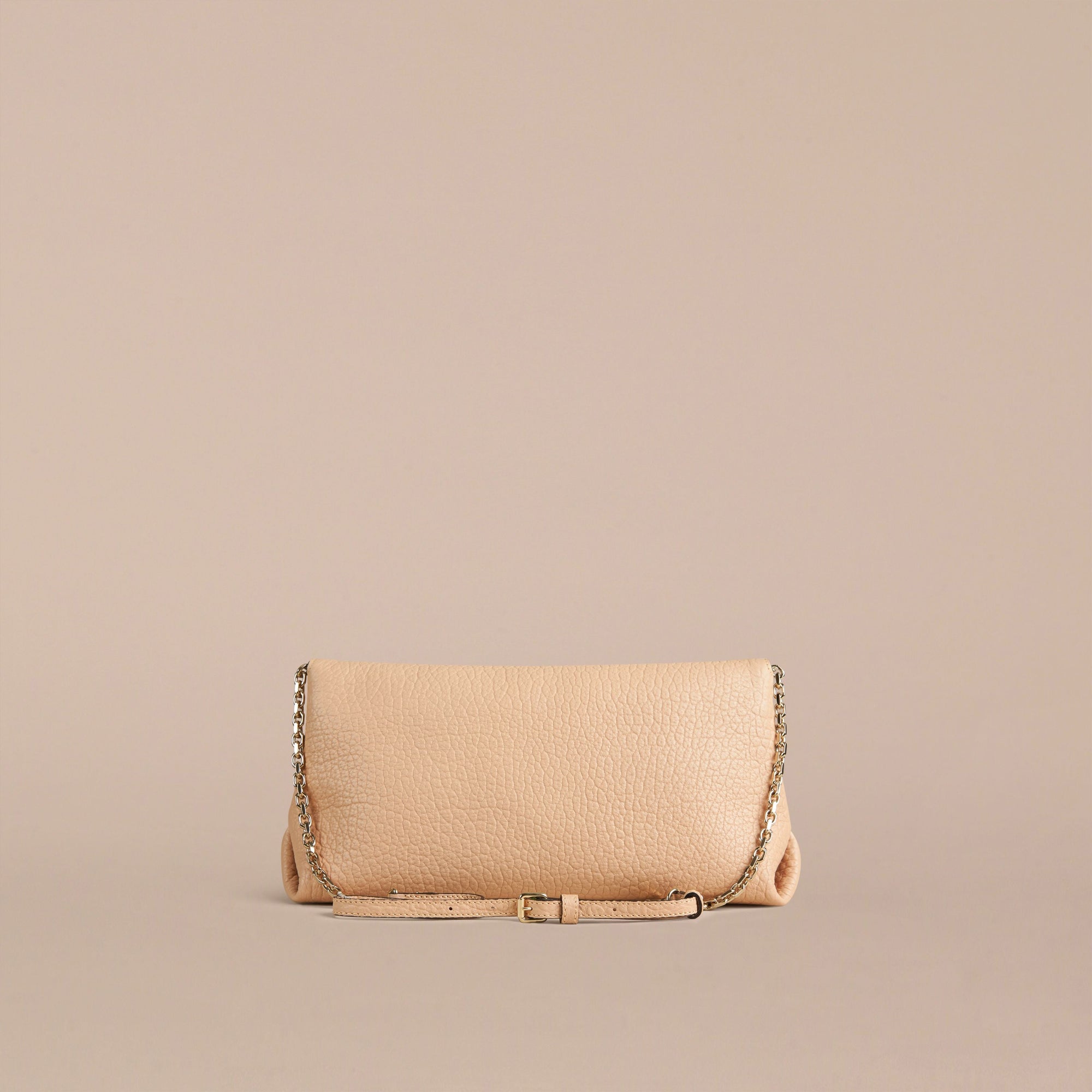PALE APRICOT Clutch medium en cuir grainé emblématique