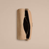PALE APRICOT Clutch medium en cuir grainé emblématique