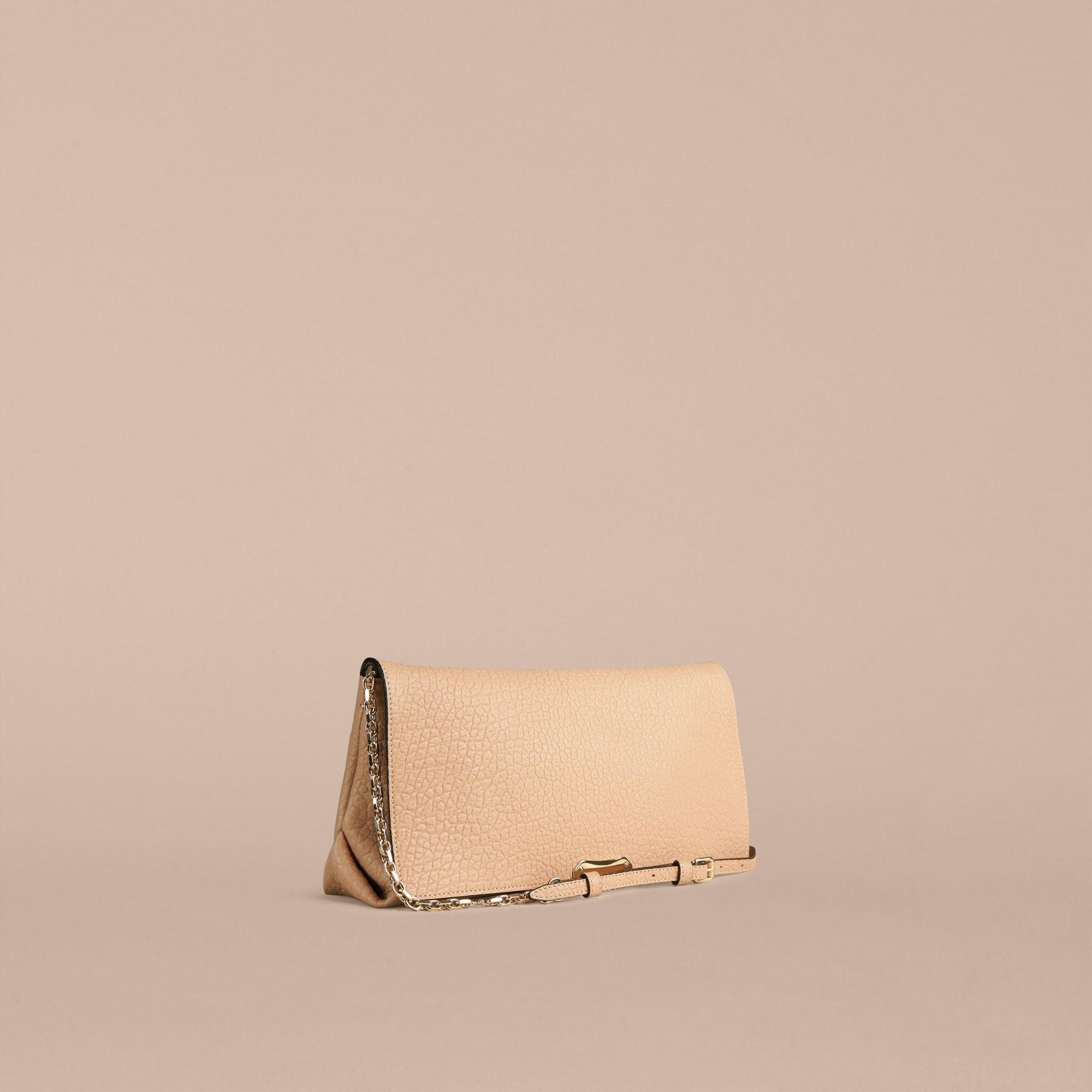 PALE APRICOT Clutch medium en cuir grainé emblématique