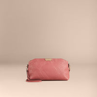ANTIQUE ROSE Petit clutch en cuir avec motif check en relief