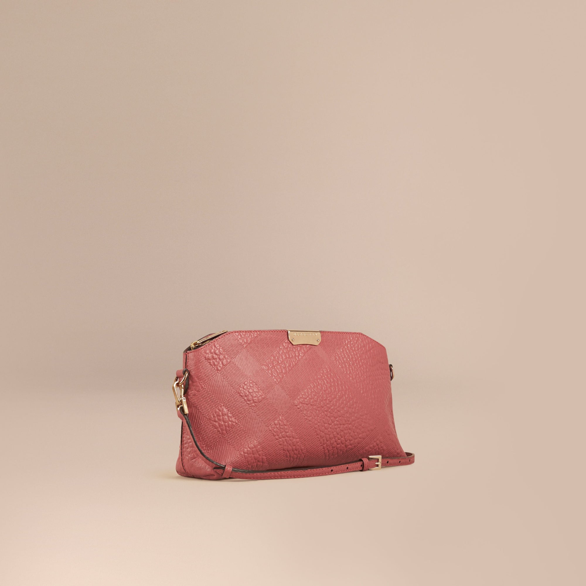 ANTIQUE ROSE Petit clutch en cuir avec motif check en relief