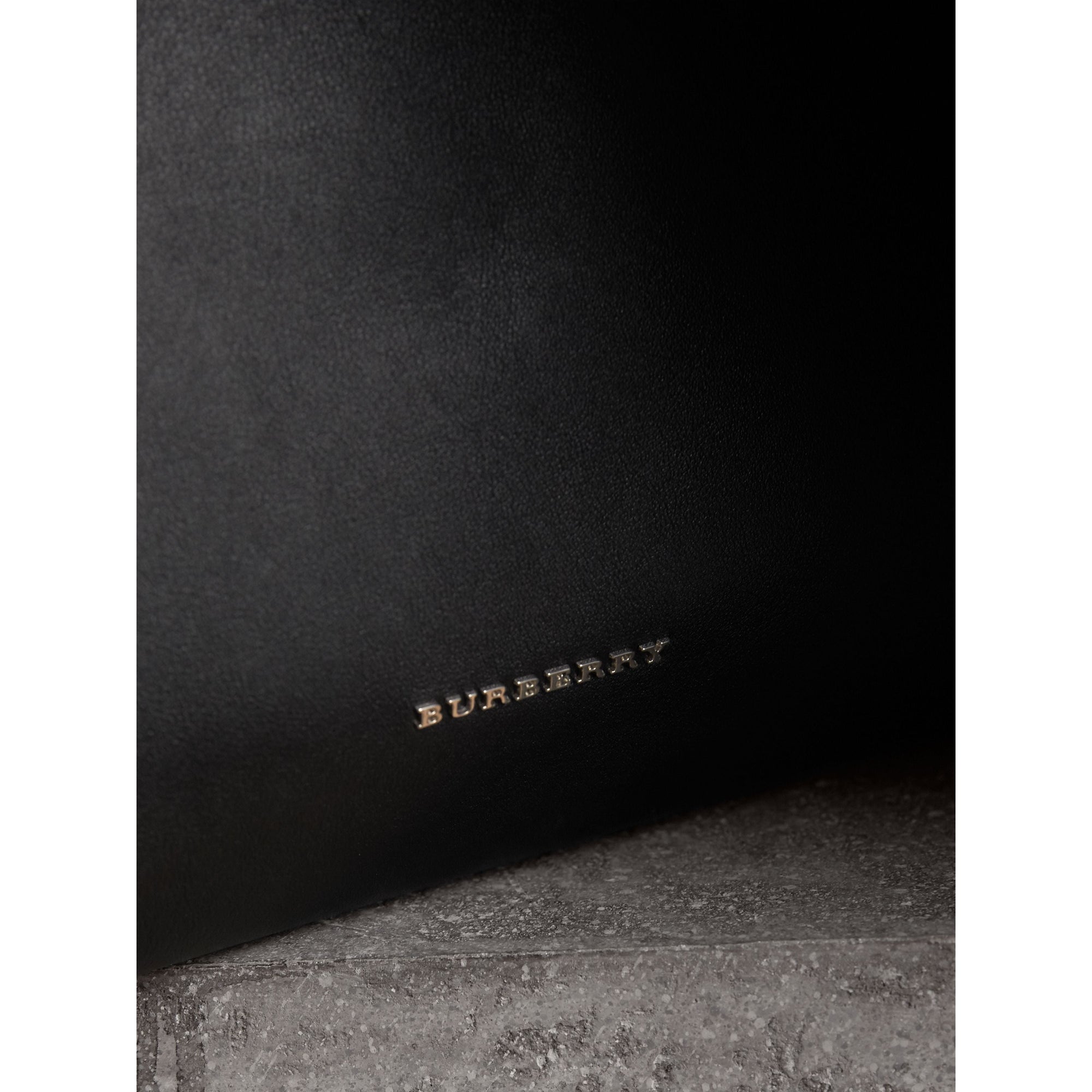 BLACK Sac The Banner medium en cuir