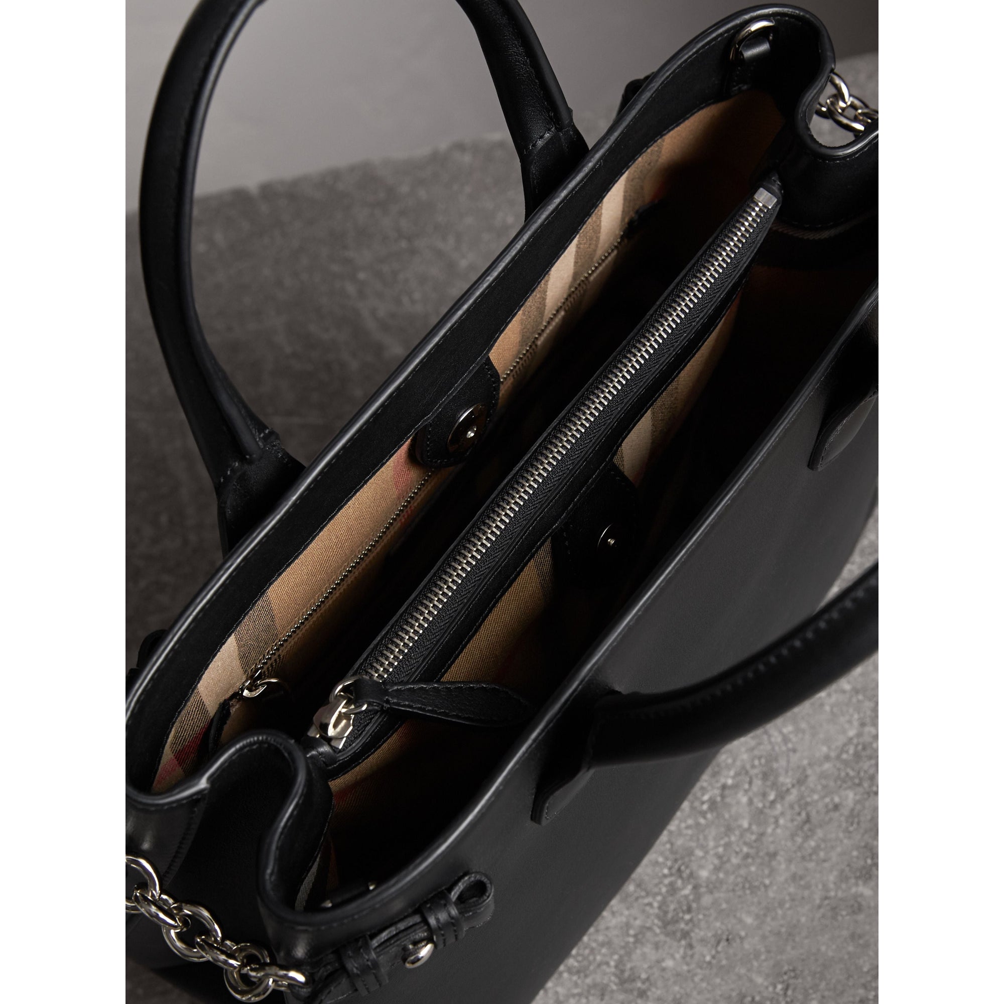 BLACK Sac The Banner medium en cuir