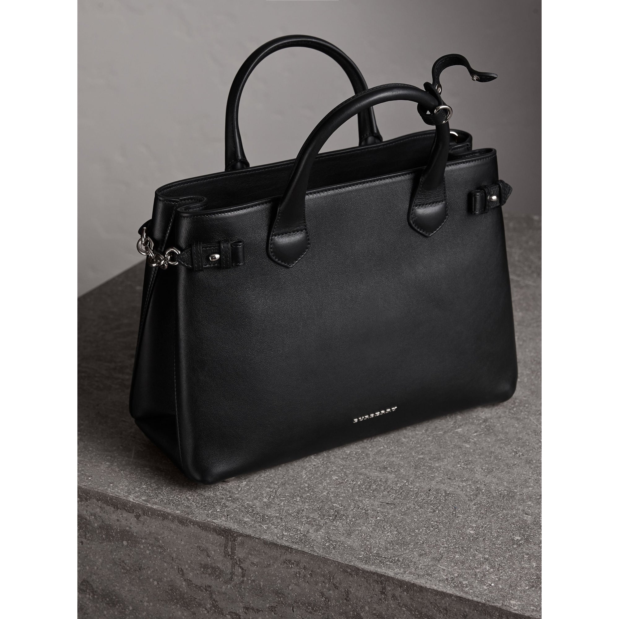 BLACK Sac The Banner medium en cuir
