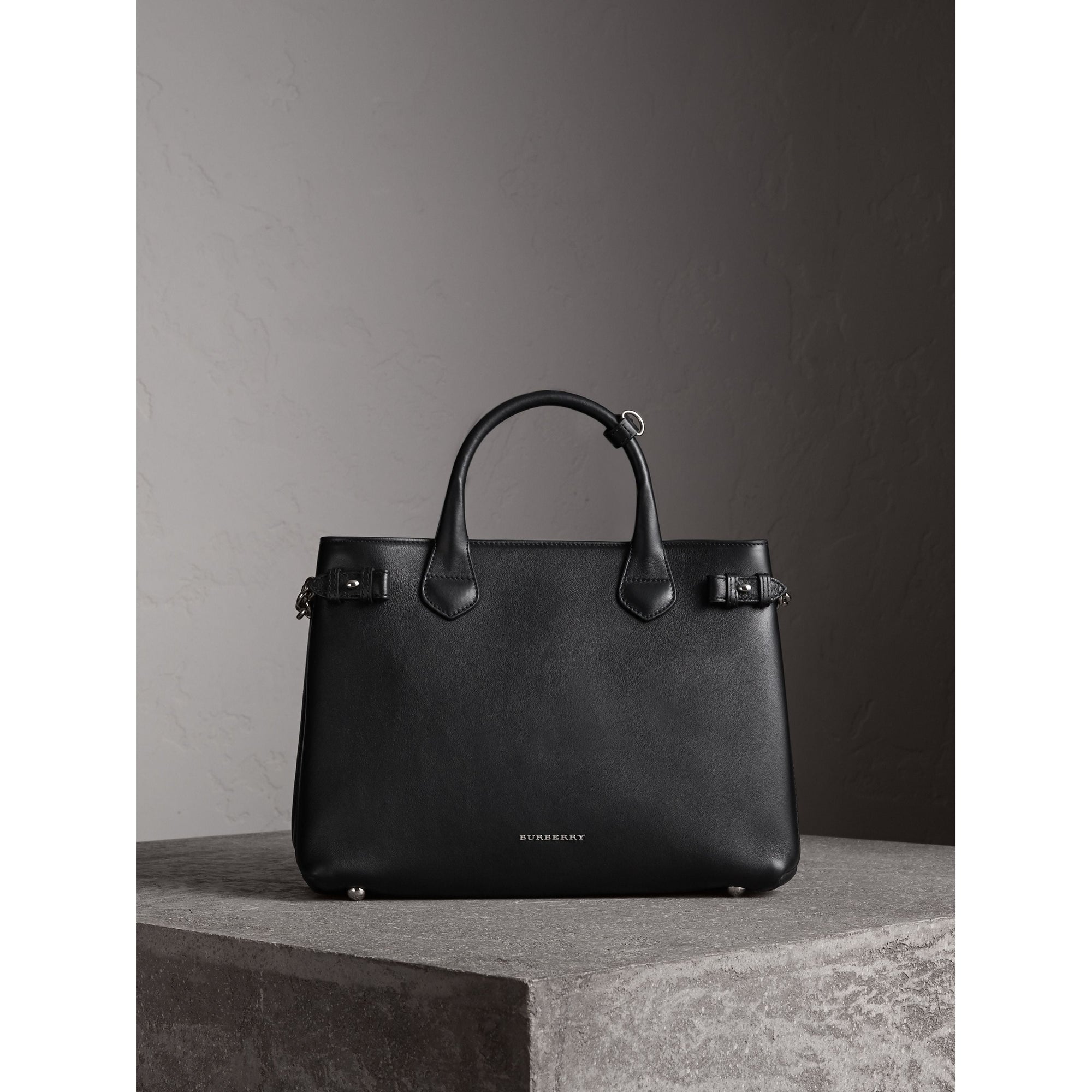 BLACK Sac The Banner medium en cuir
