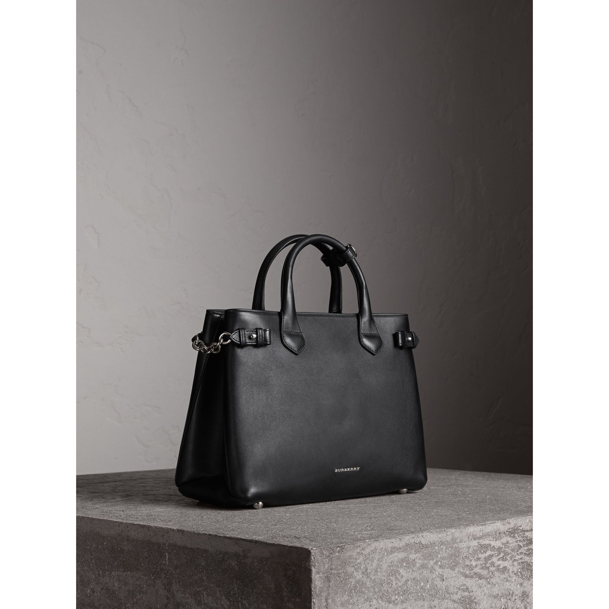 BLACK Sac The Banner medium en cuir