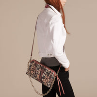 MAUVE PNK/ANTQ ROSE Clutch à motif Horseferry check et imprimé tie and dye avec éléments en cuir