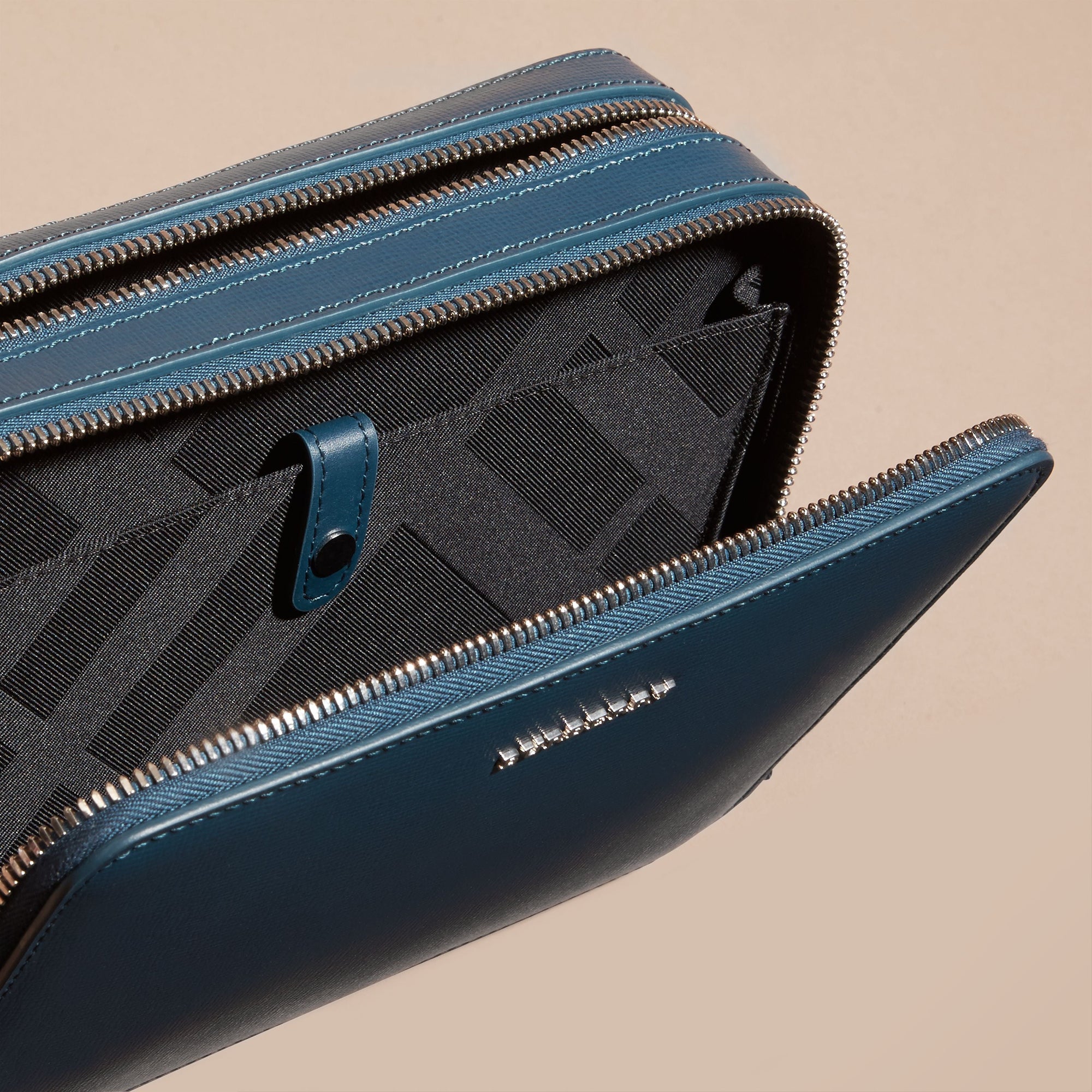 MINERAL BLUE Pochette en cuir London
