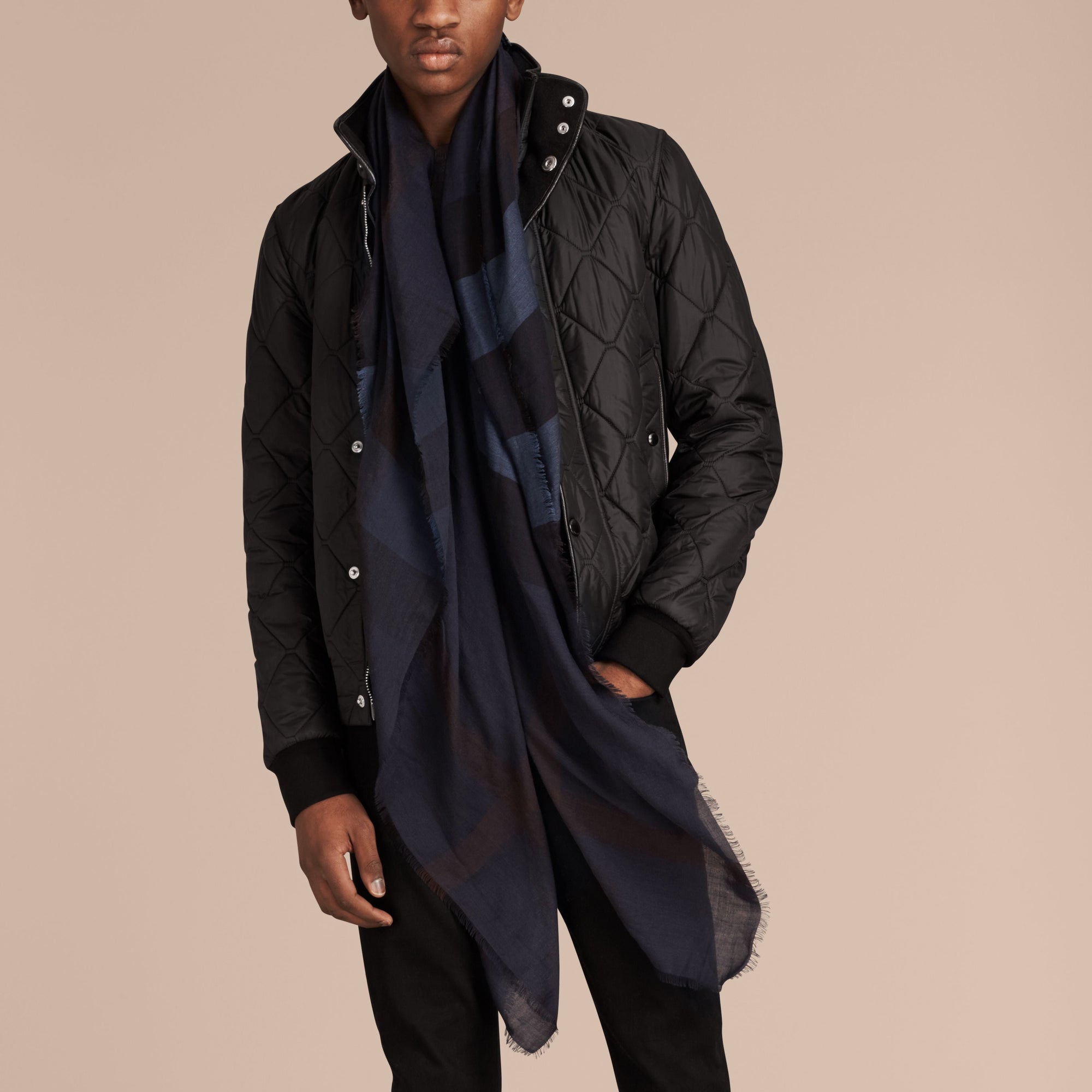 NAVY Grand carré léger en modal, soie et laine à motif check