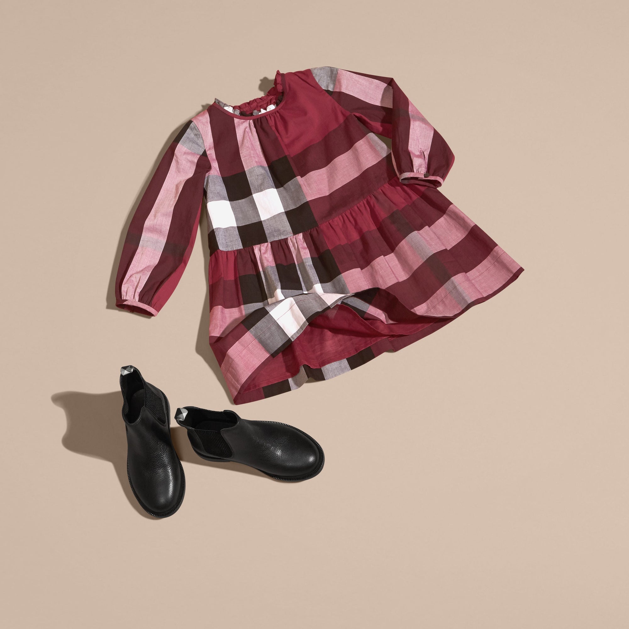 DARK PLUM PINK Robe en coton à motif check avec détails ruchés