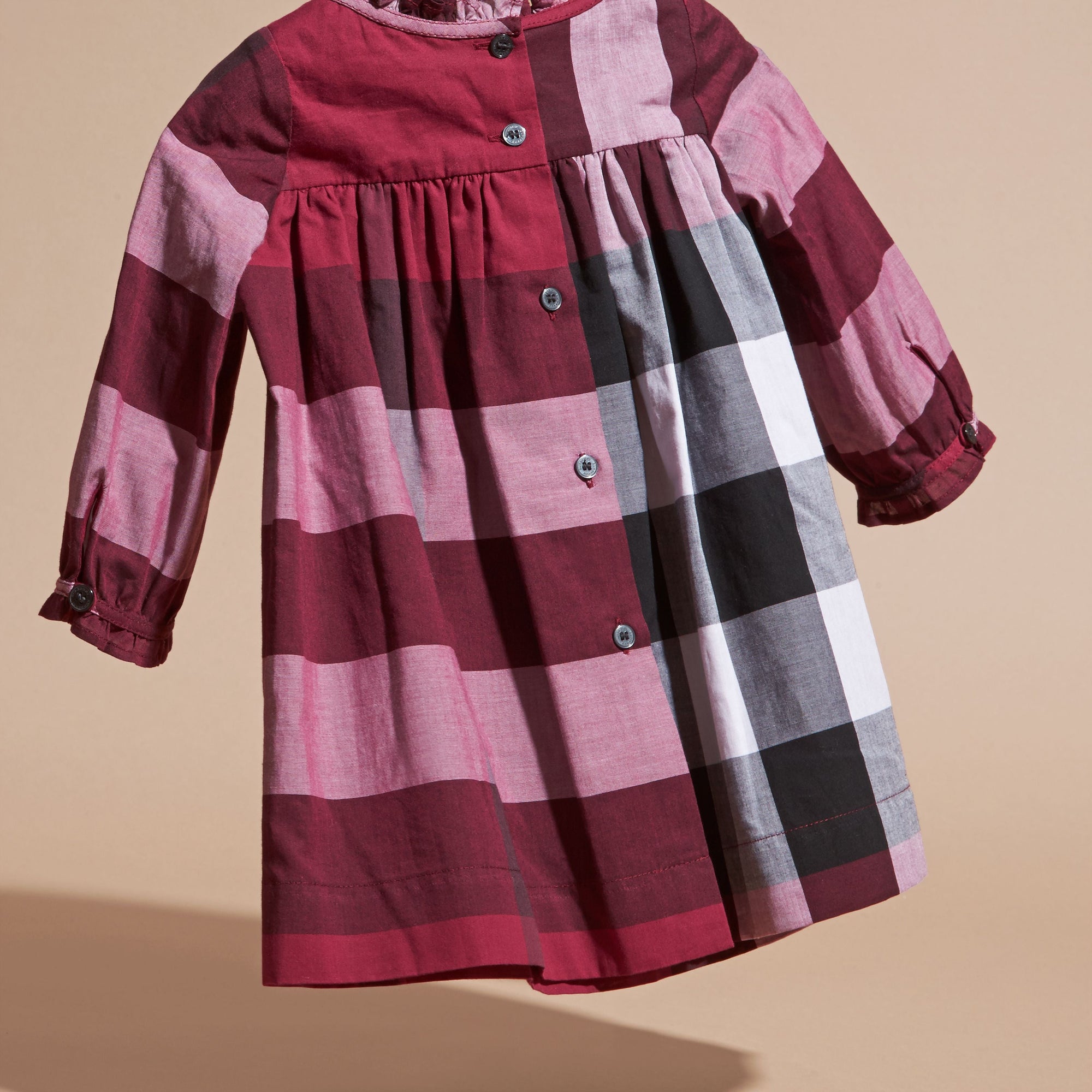 DARK PLUM PINK Robe en coton à motif check avec détails ruchés