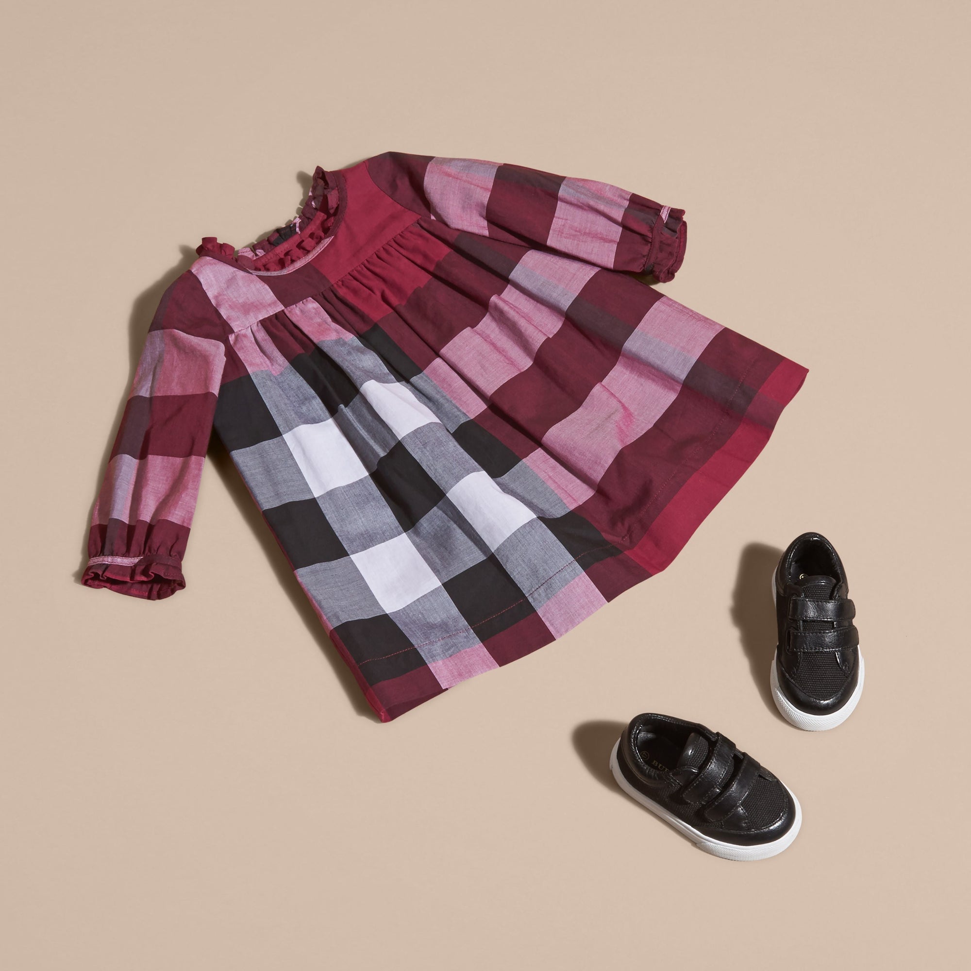 DARK PLUM PINK Robe en coton à motif check avec détails ruchés