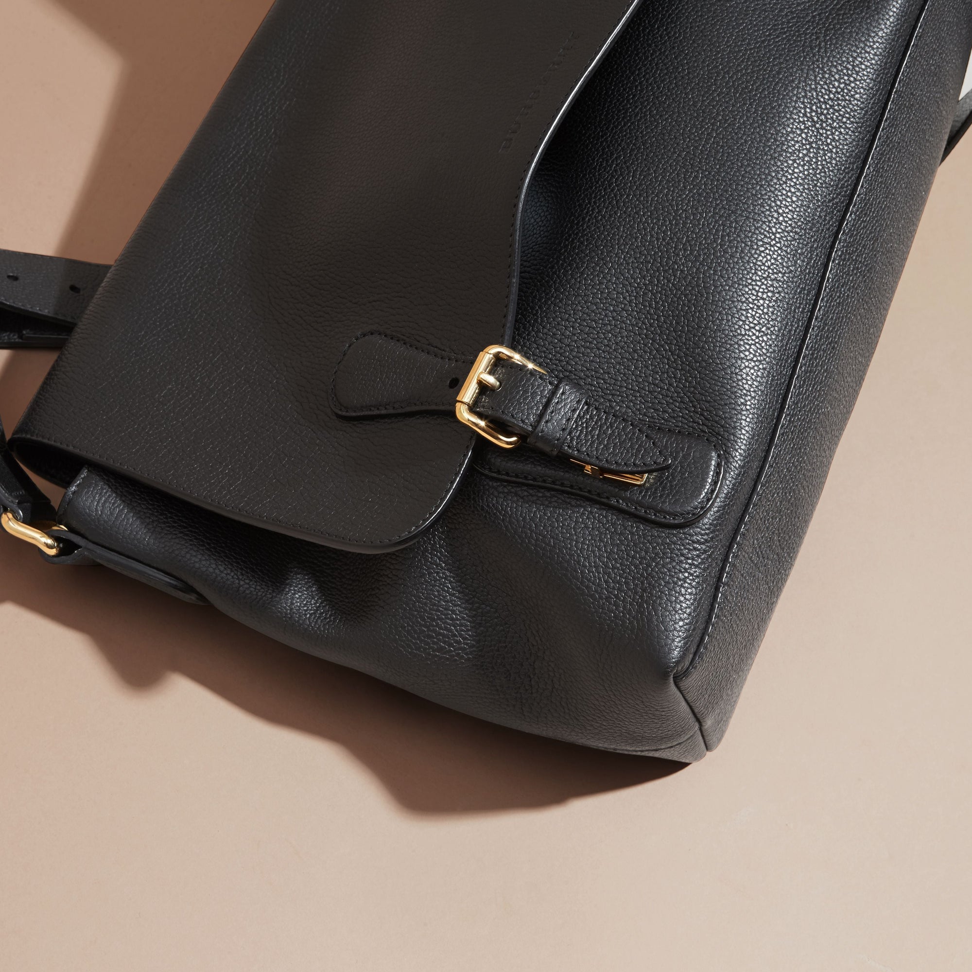 BLACK Sac Messenger en cuir grené