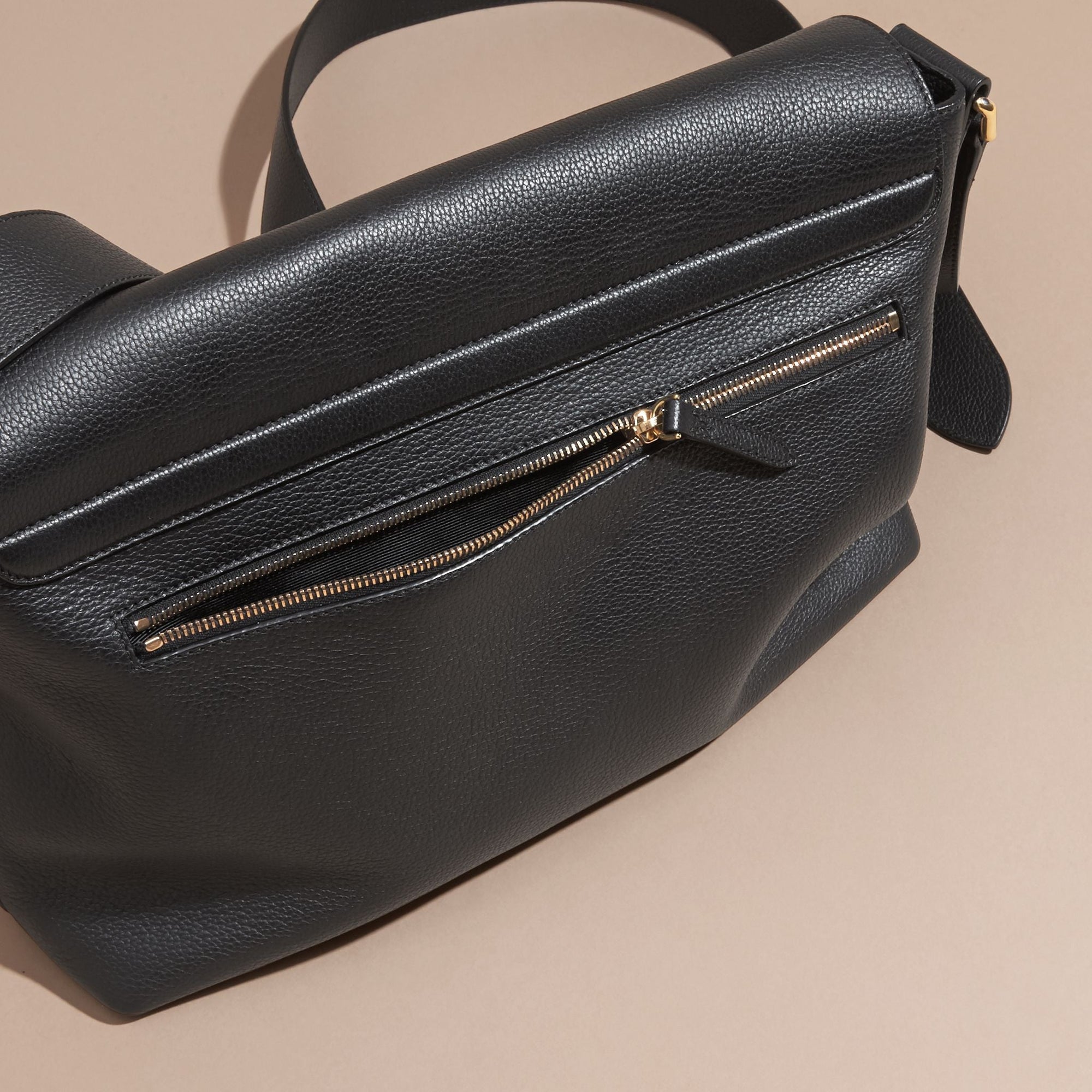 BLACK Sac Messenger en cuir grené
