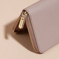 PALE GREY Portefeuille zippé en cuir London verni