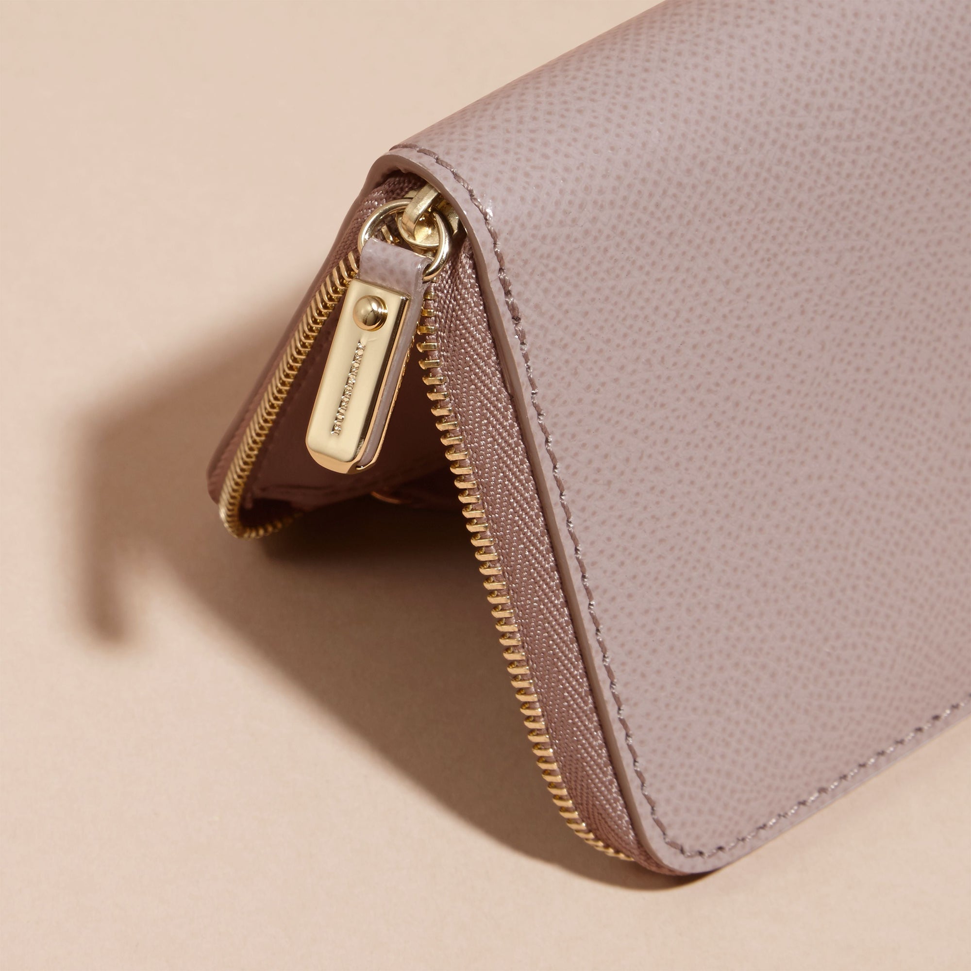 PALE GREY Portefeuille zippé en cuir London verni