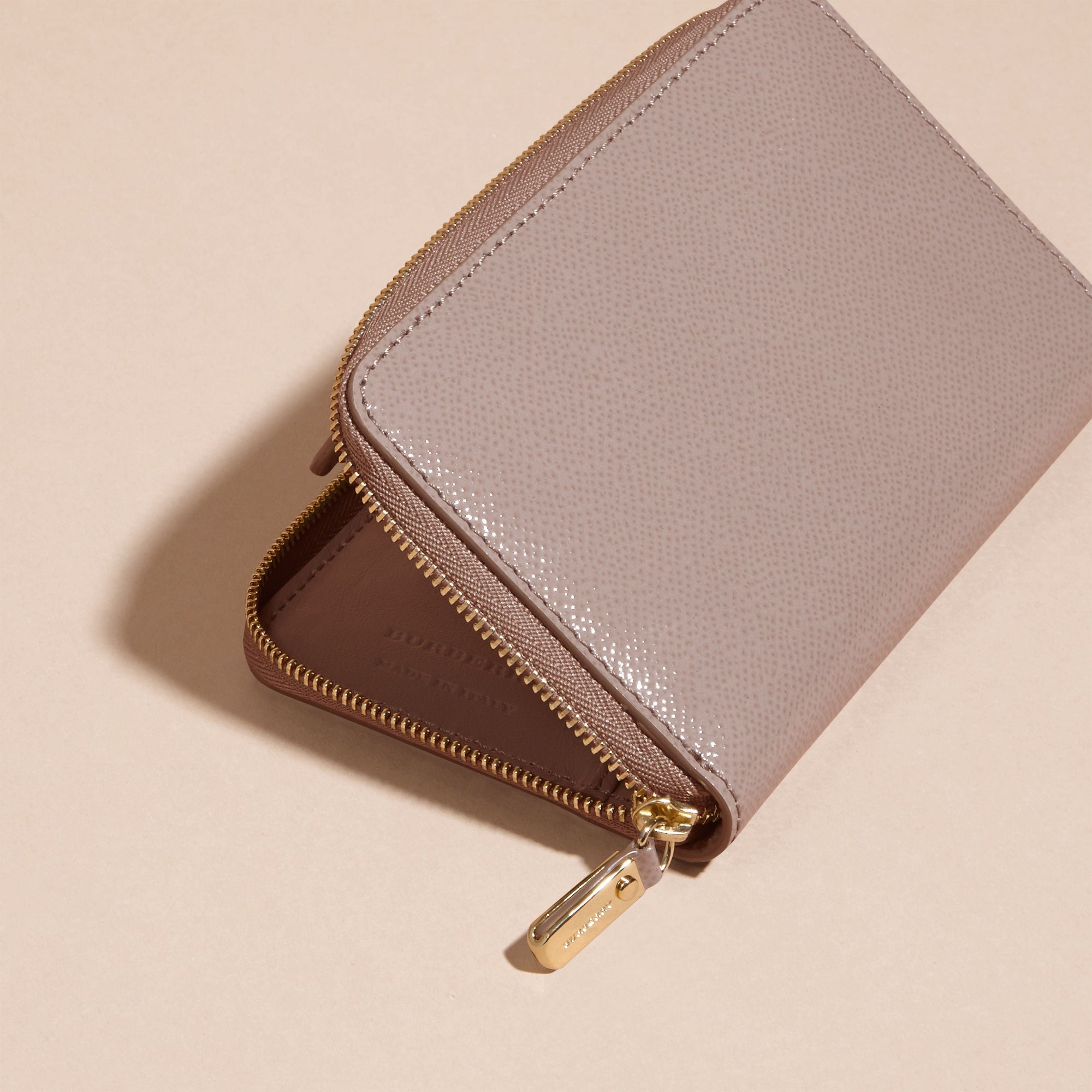 PALE GREY Portefeuille zippé en cuir London verni